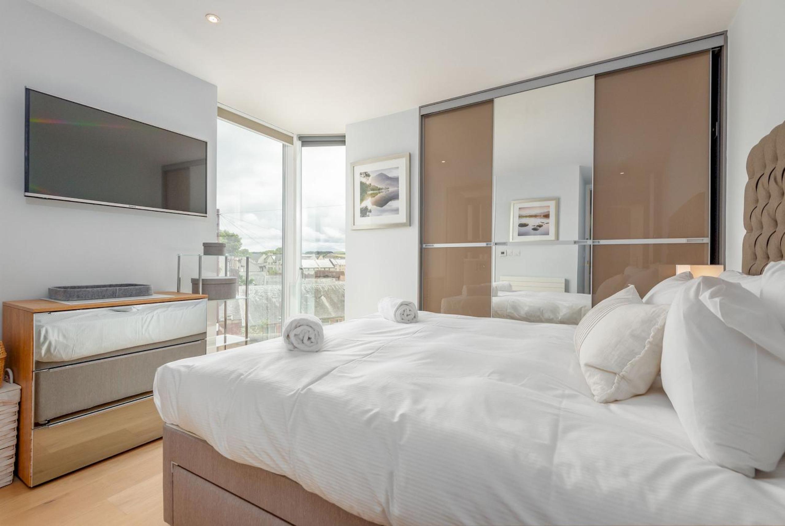 Three-Bedroom Apartment with Balcony photo 2