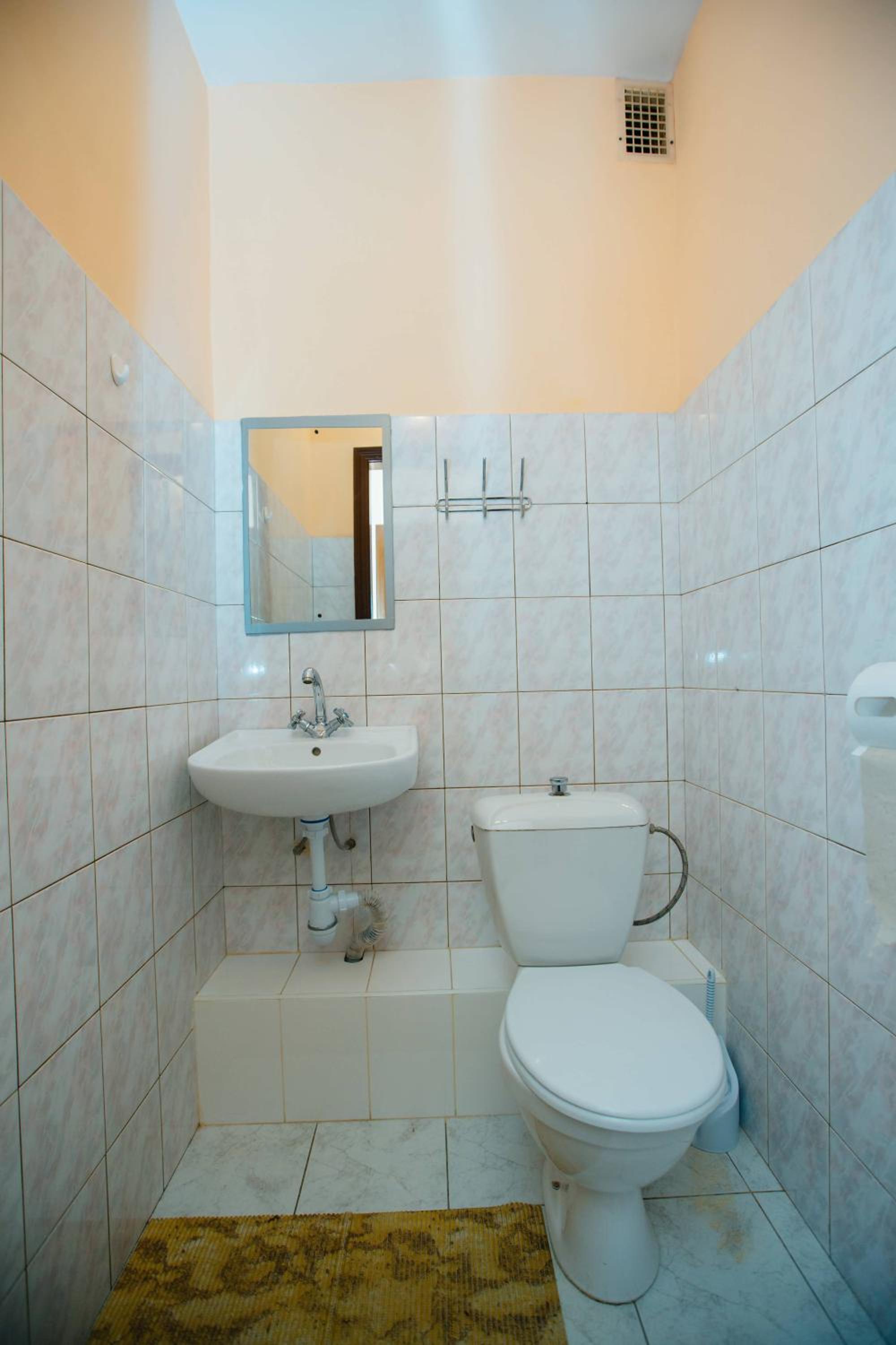 Budget One-Bedroom Apartment photo 2
