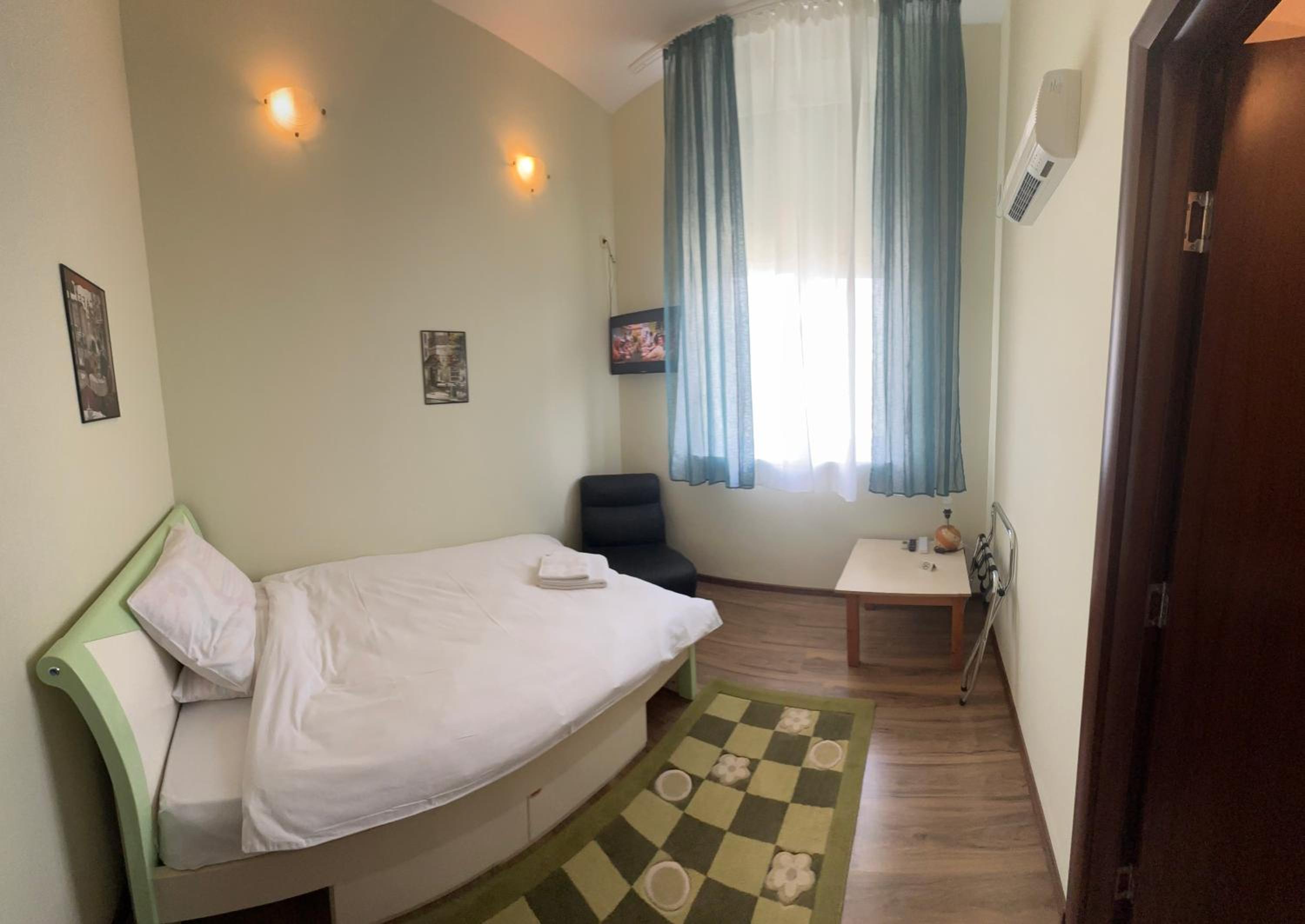 Single Room with Bathroom photo 1