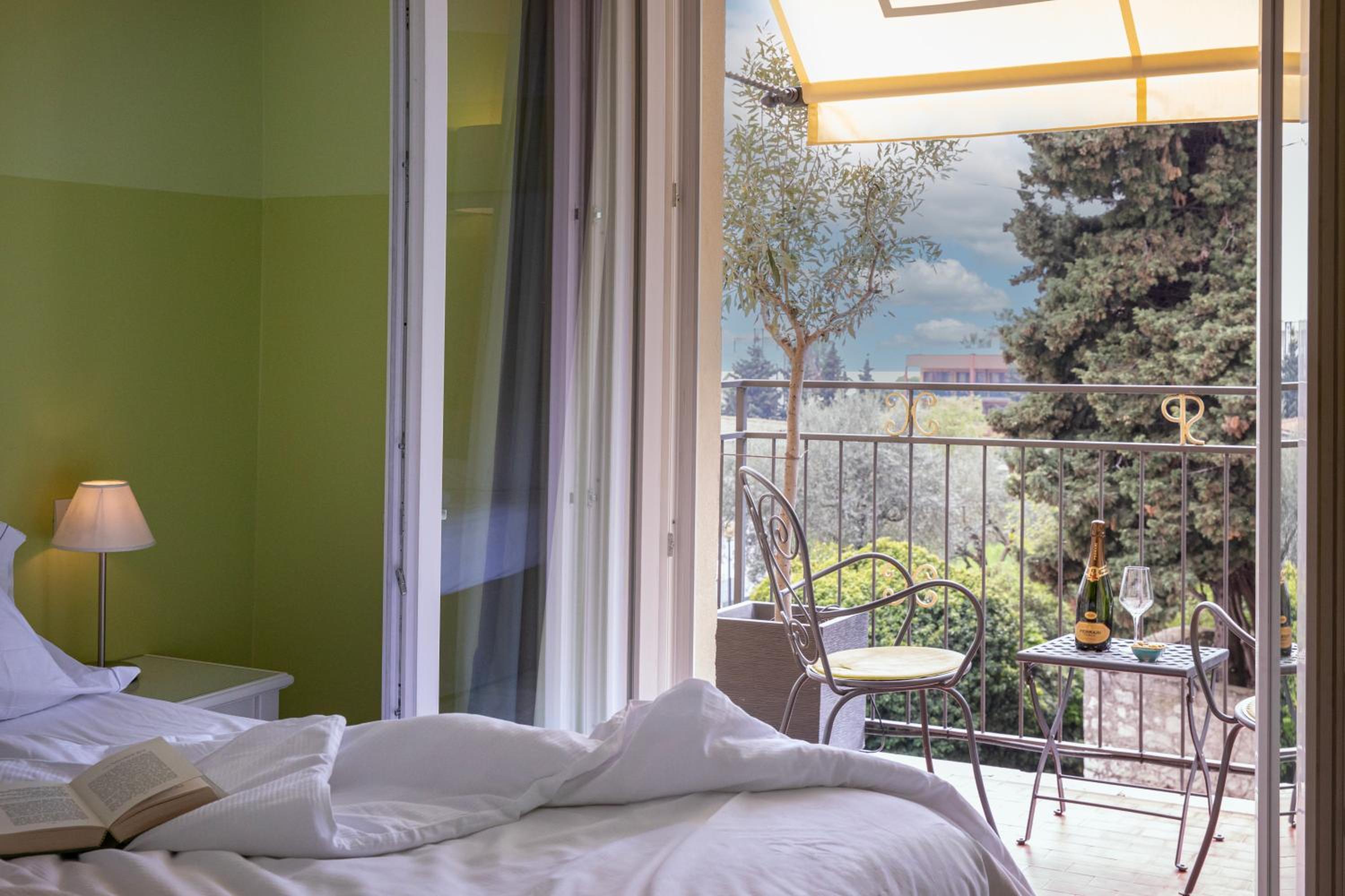 Classic Double Room with Balcony - Photo 2