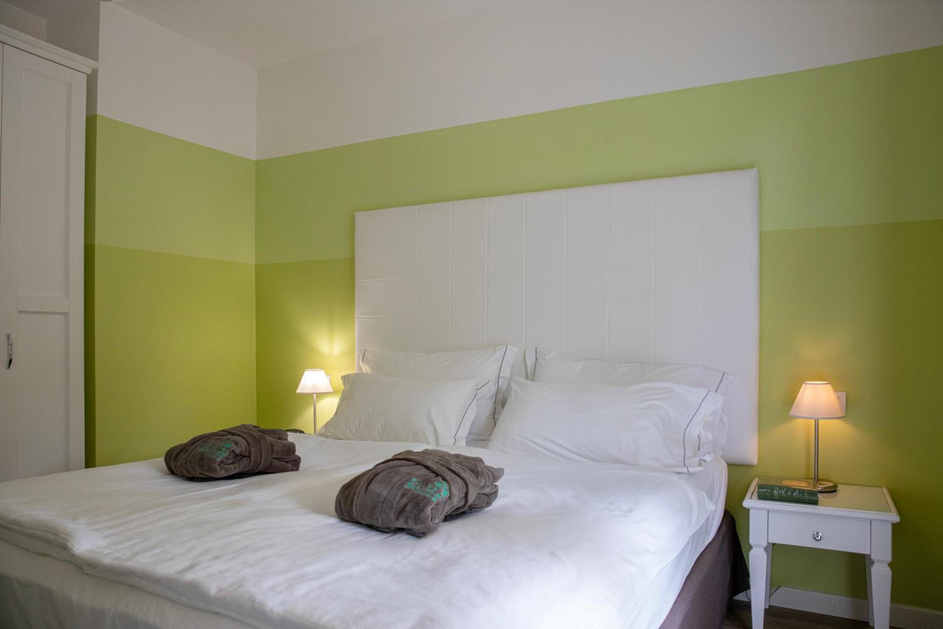 Classic Double Room with Balcony - Photo 1