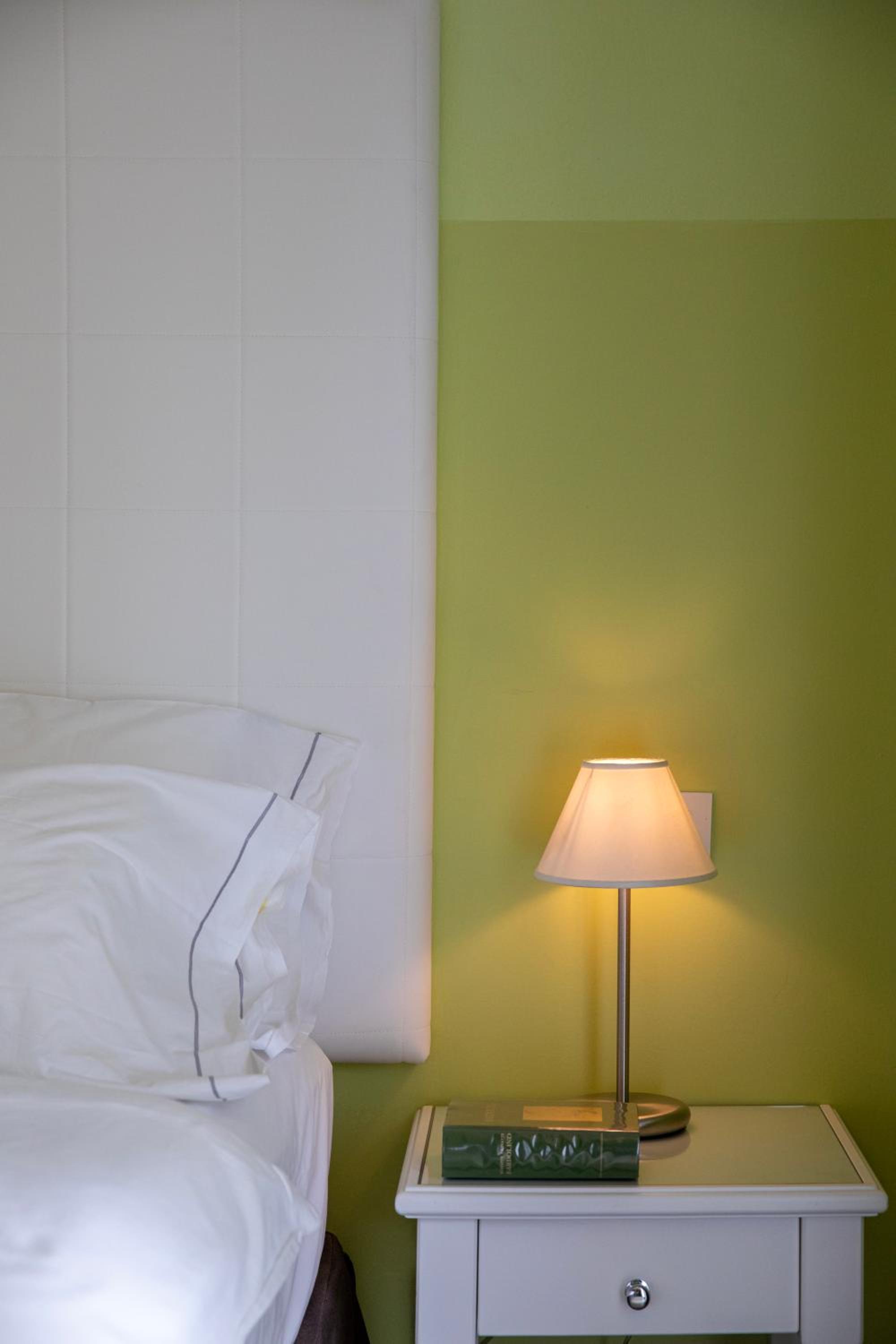 Classic Double Room with Balcony - Photo 3