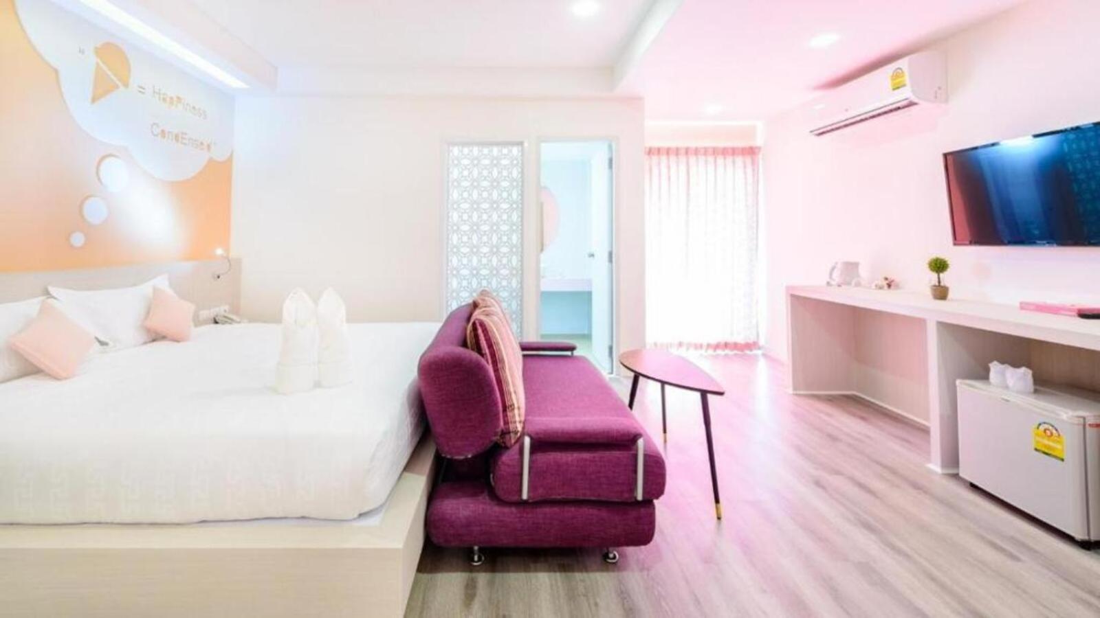 Suite with Balcony - Photo 9