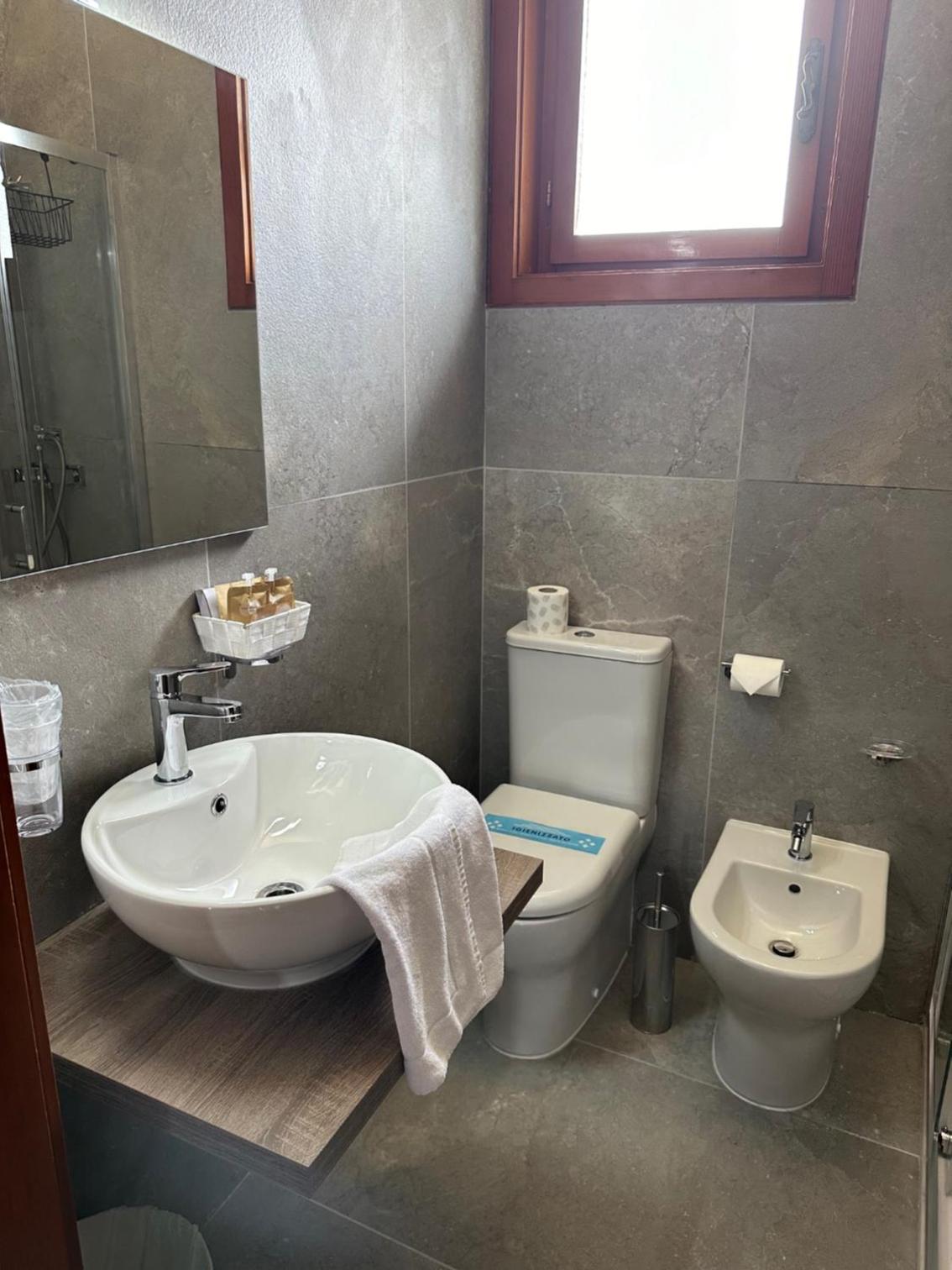 Double Room - Photo 10