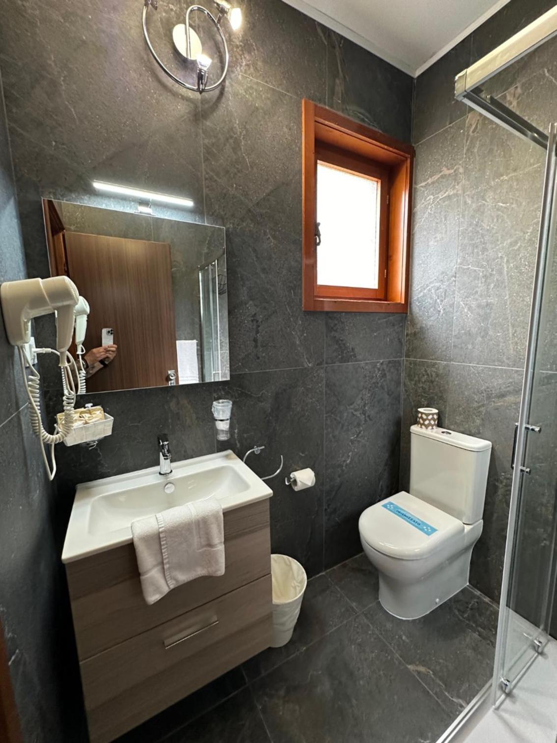 Economy Double Room - Photo 12