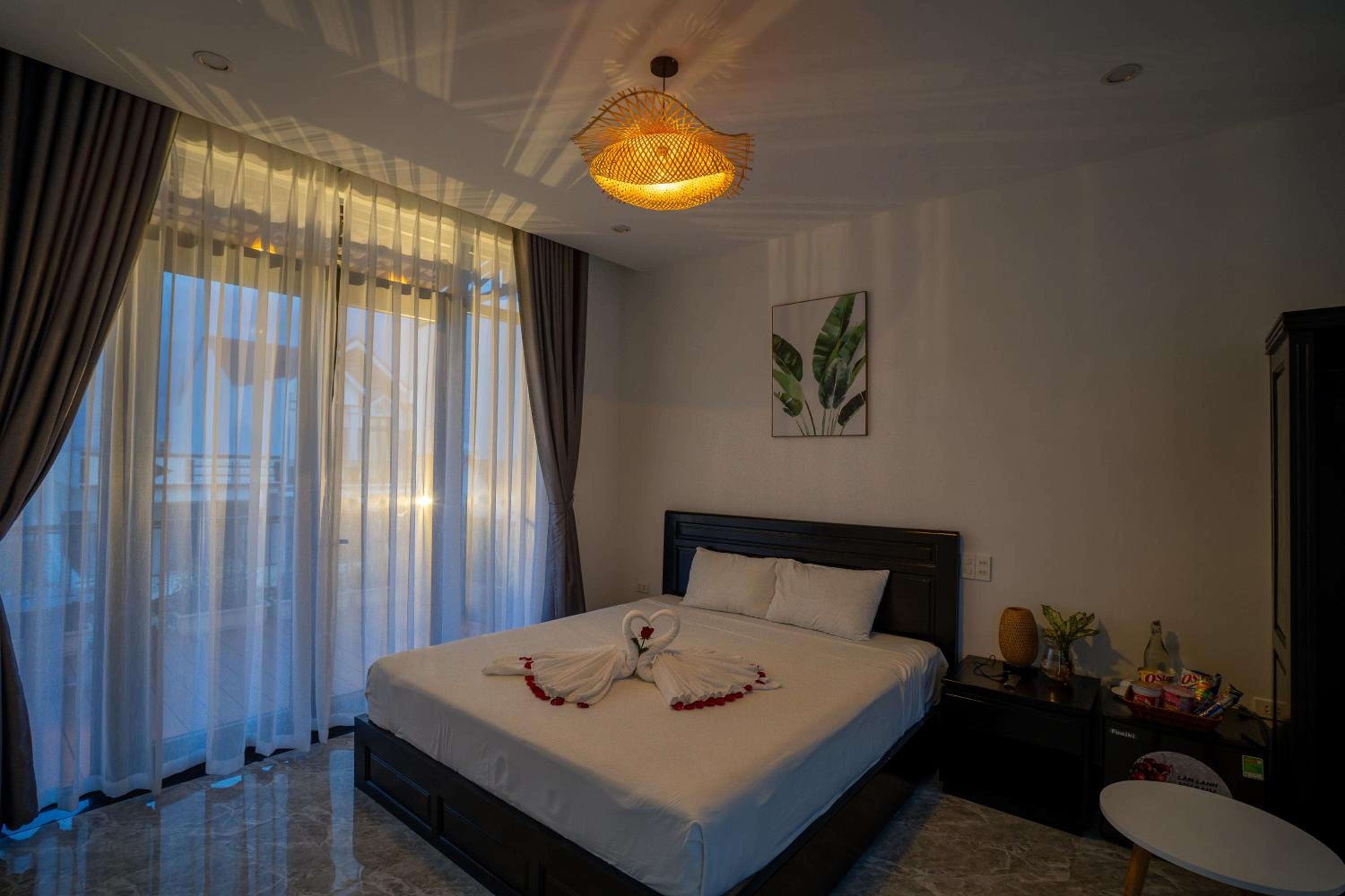Deluxe Double Room with Balcony - Photo 13