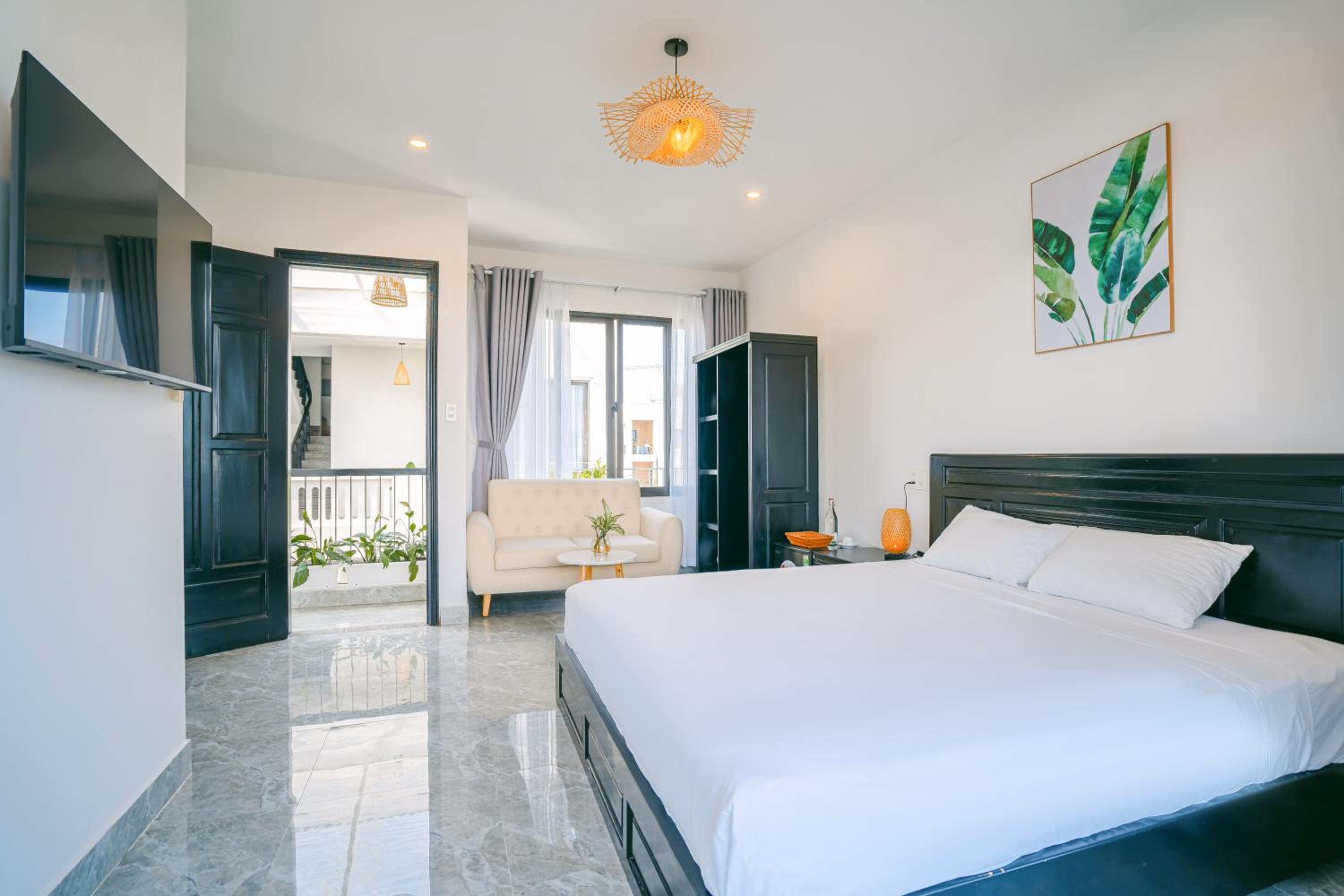 Deluxe Double Room with Balcony - Photo 4