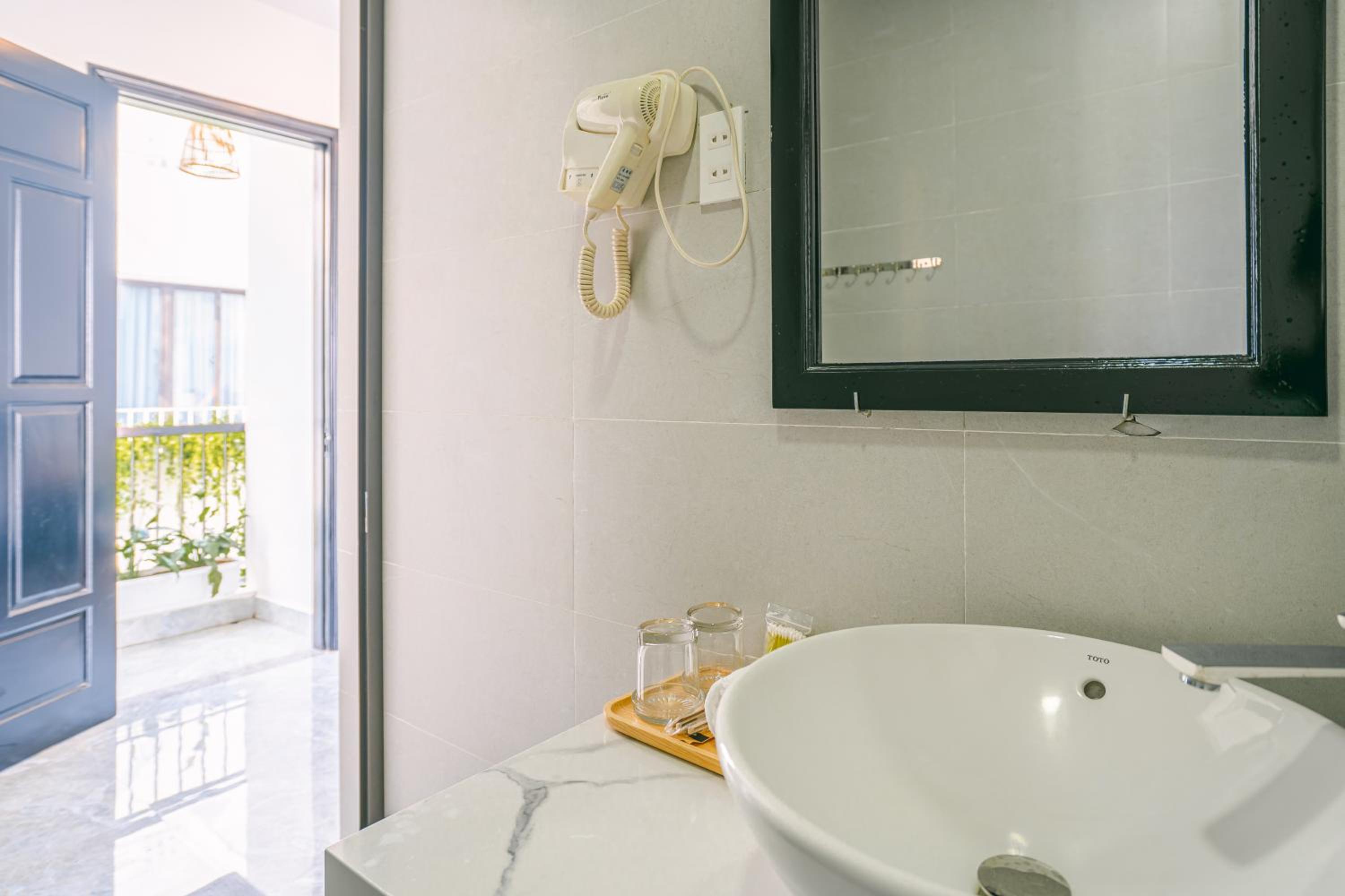 Deluxe Double Room with Balcony - Photo 6