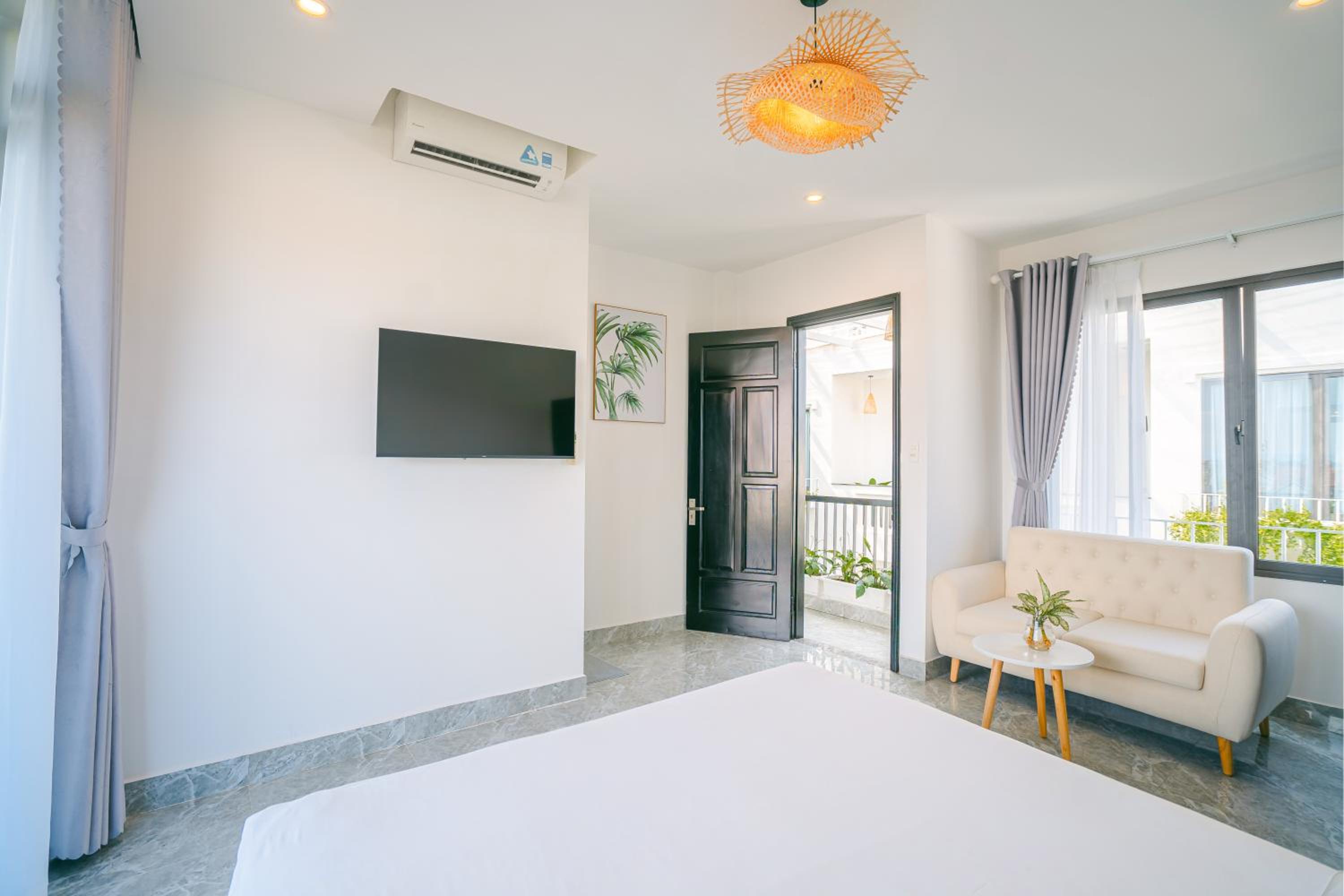 Deluxe Double Room with Balcony - Photo 7
