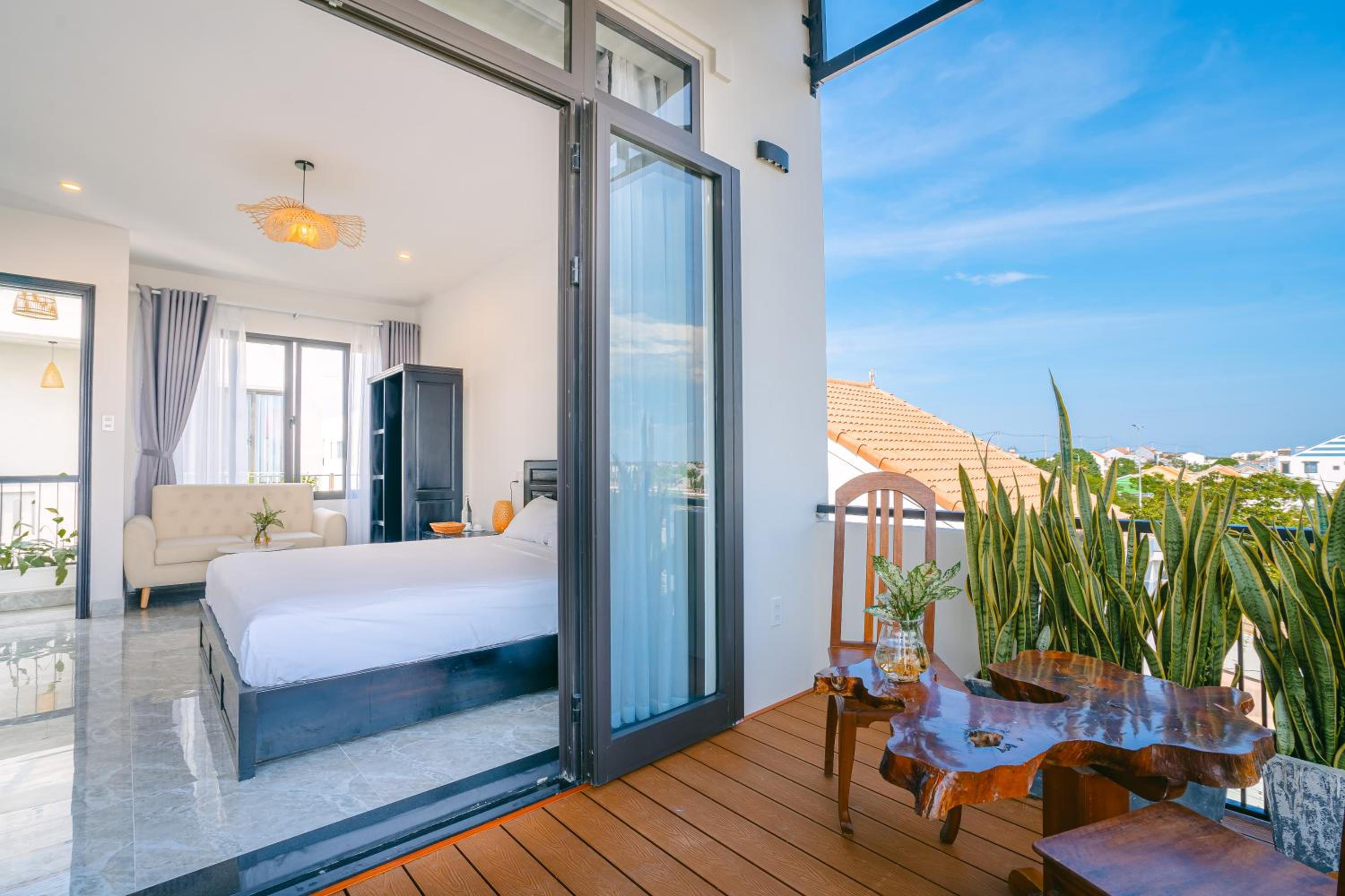 Deluxe Double Room with Balcony - Photo 19