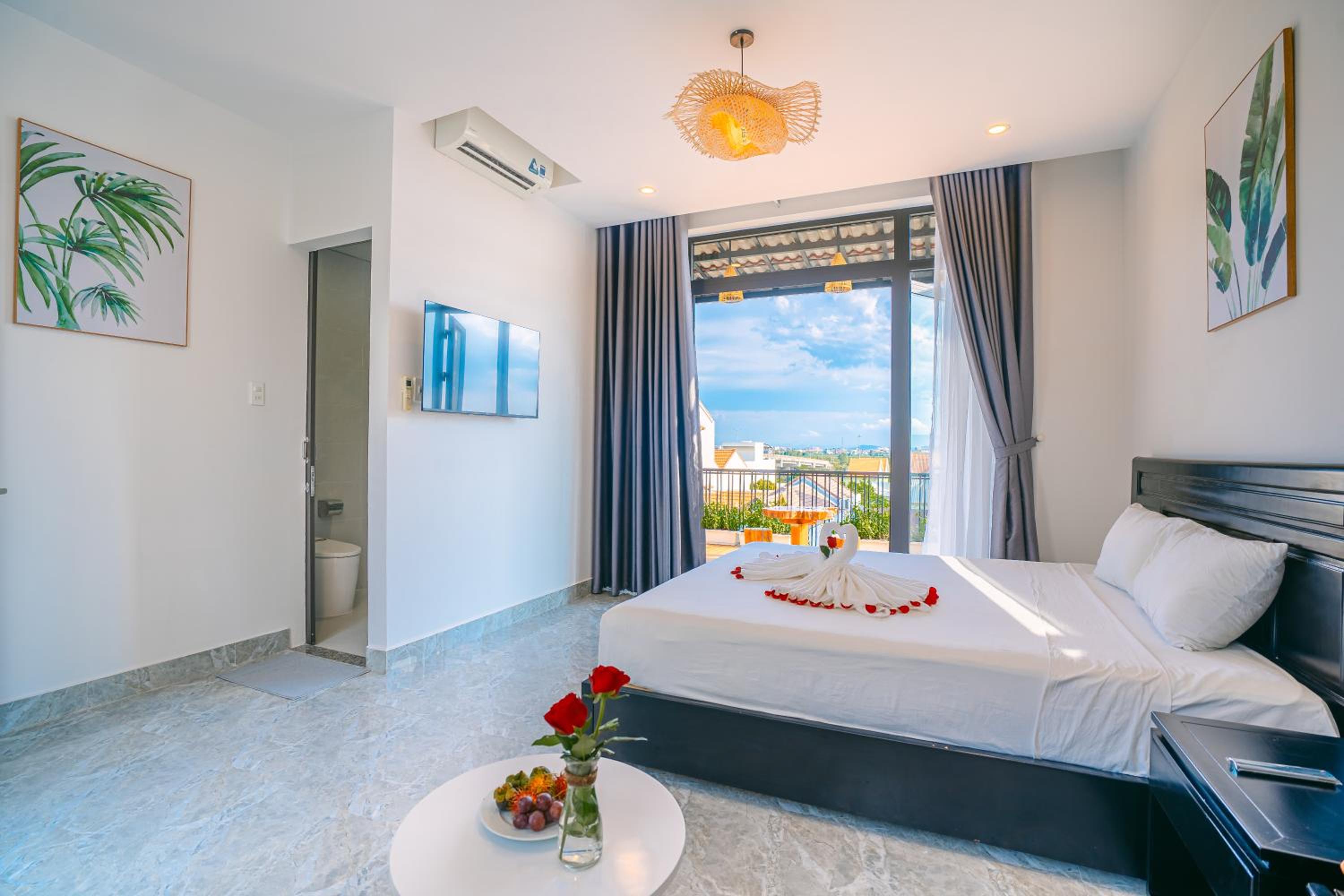 Deluxe Double Room with Balcony - Photo 15
