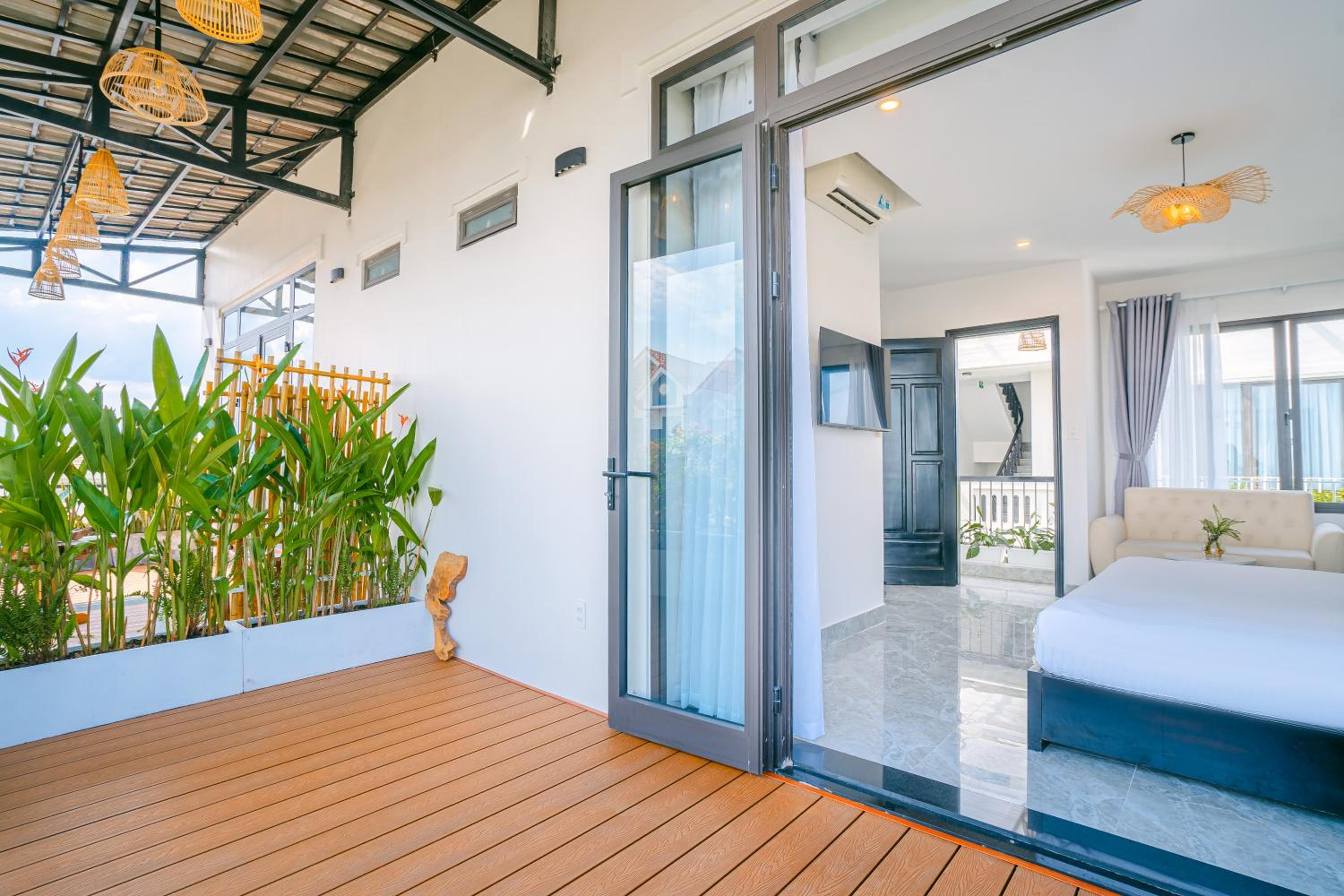 Deluxe Double Room with Balcony - Photo 8