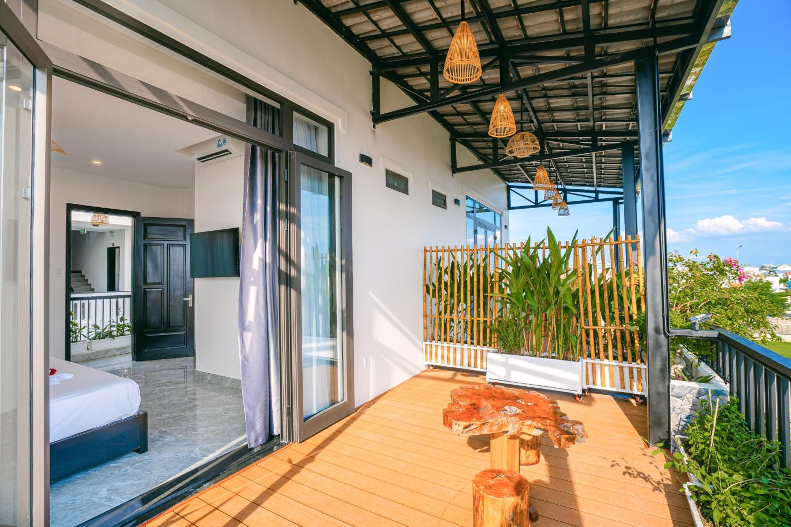 Deluxe Double Room with Balcony - Photo 9