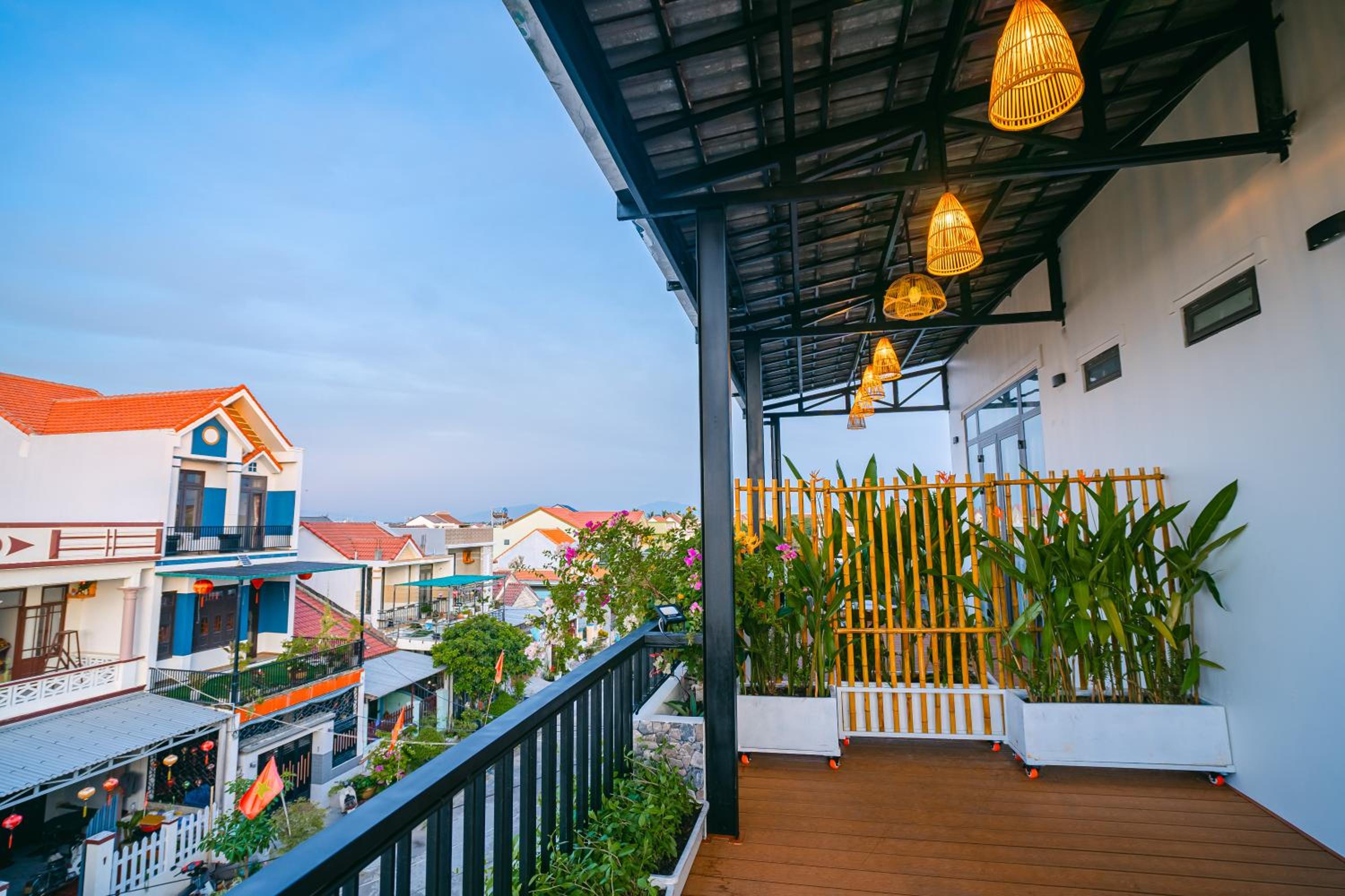 Deluxe Double Room with Balcony - Photo 10