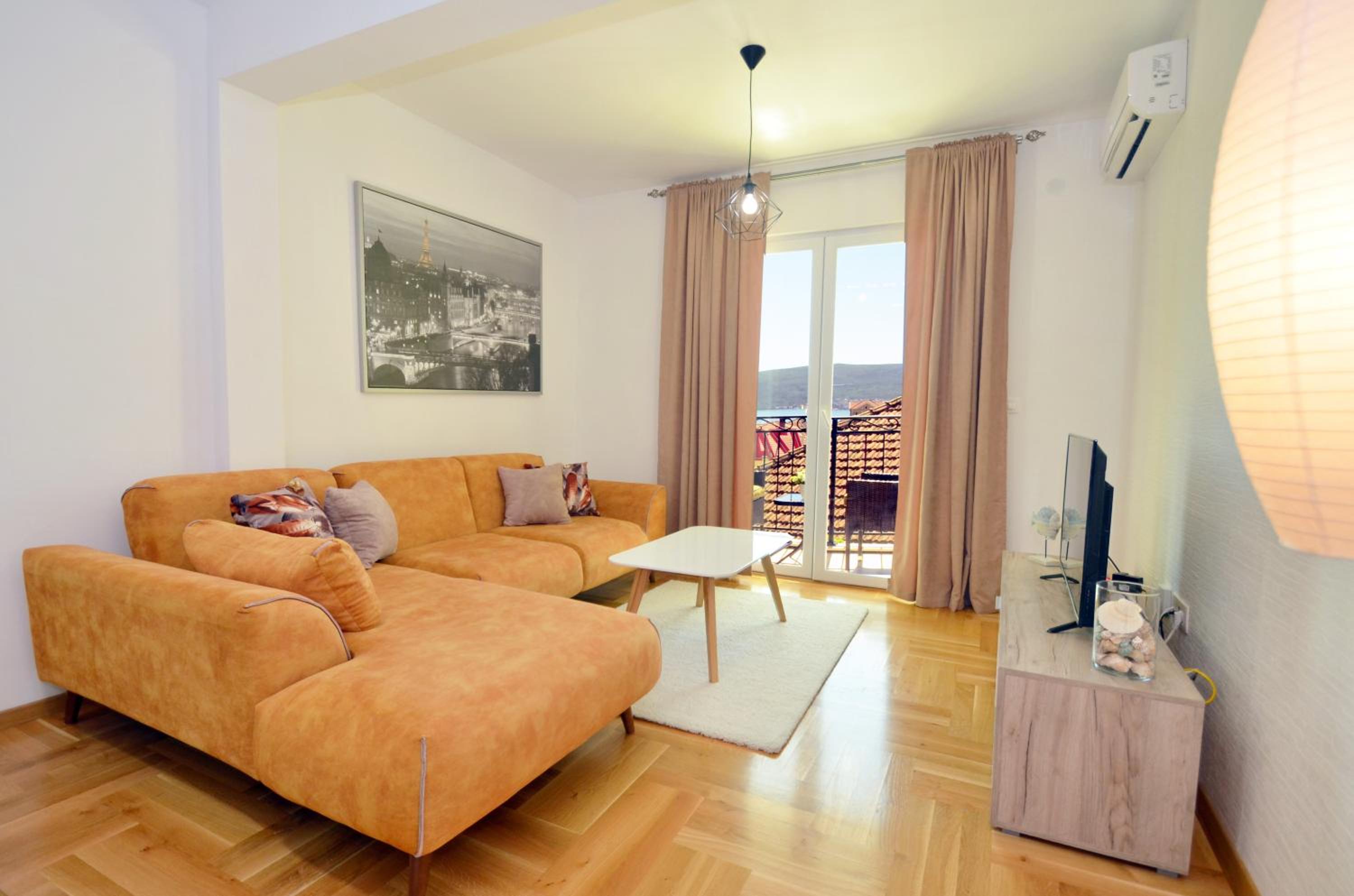 One-Bedroom Apartment photo 1