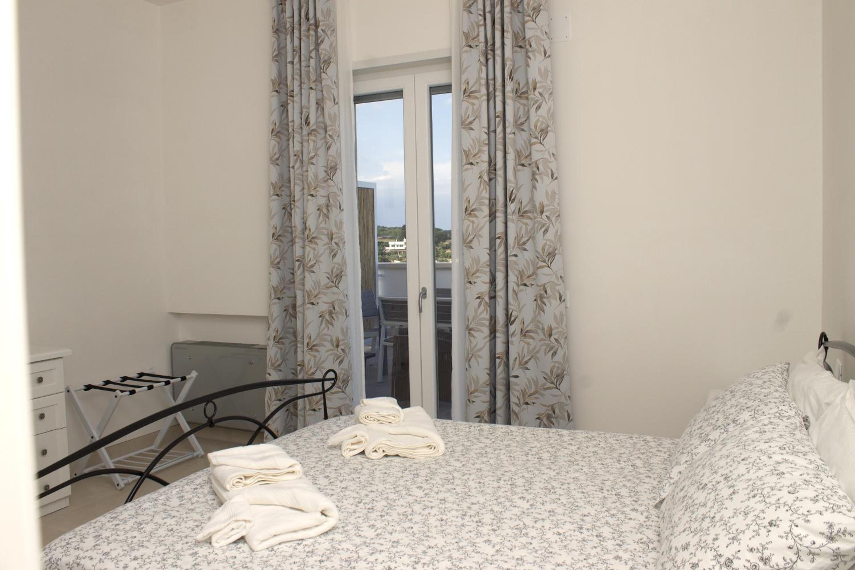 One-Bedroom Apartment with Pool View photo 2