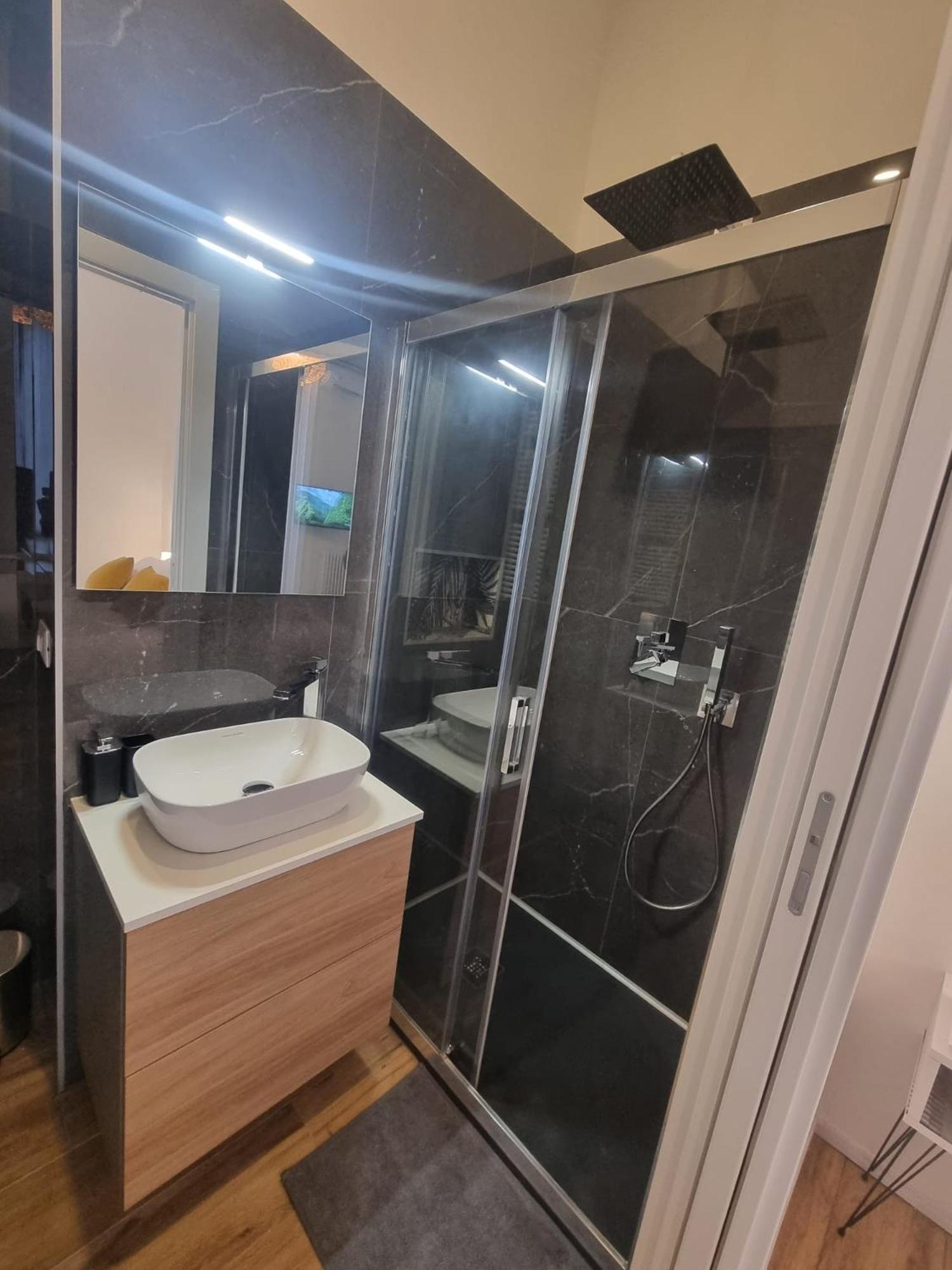 Two-Bedroom Superior Apartment Separate Building - Photo 9