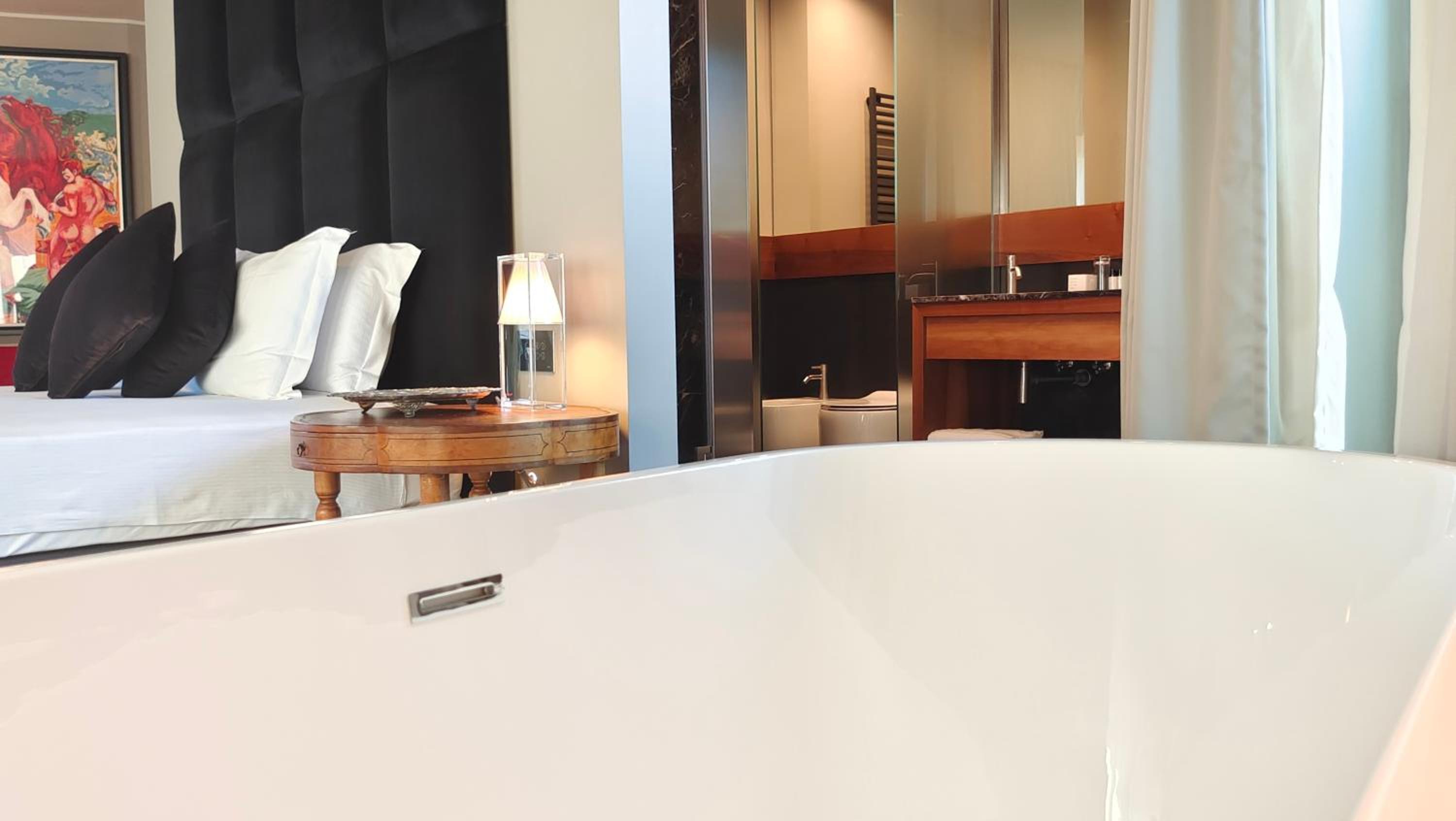 King Suite with Balcony thumbnail 5