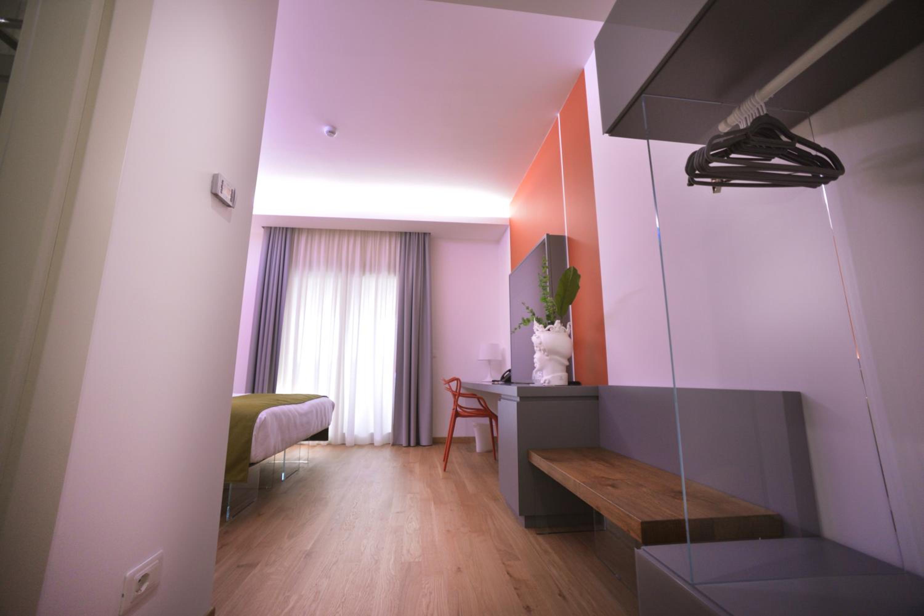 Deluxe Double Room with Balcony and Mountain View