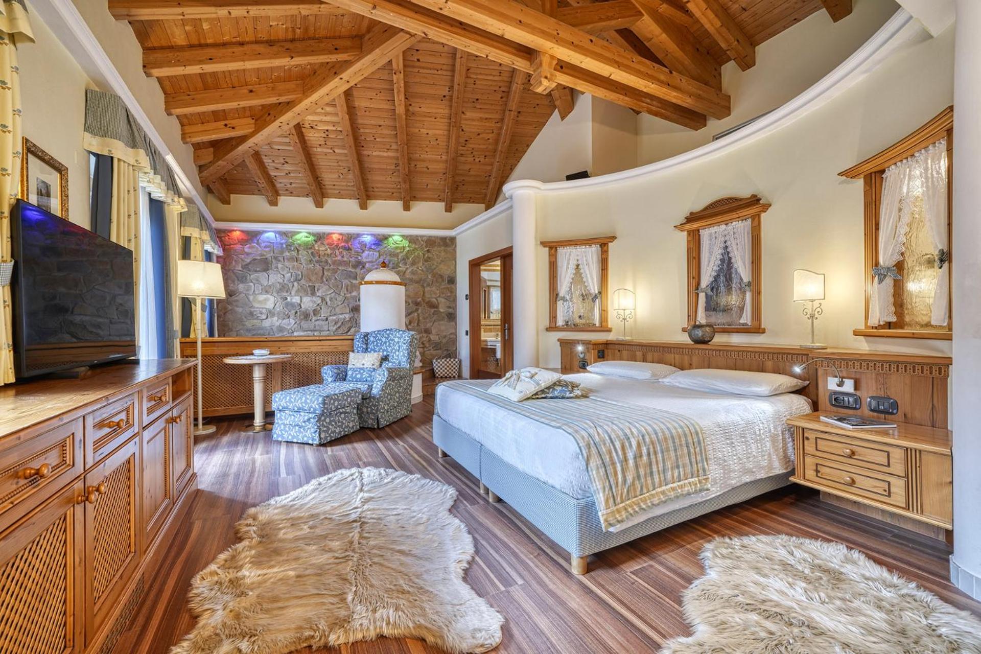 Family Suite (2 Adults + 2 Children)