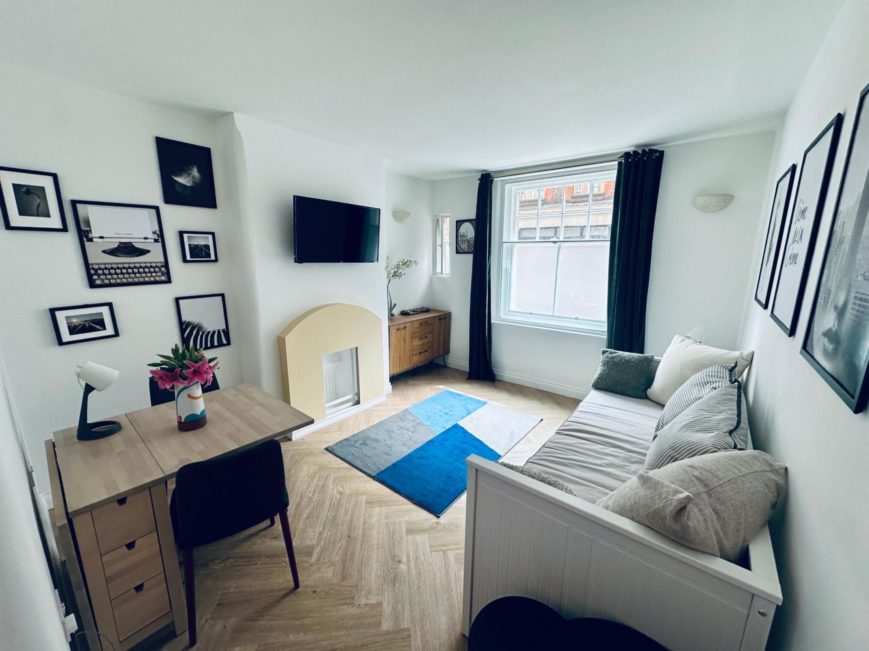 One-Bedroom Apartment photo 1