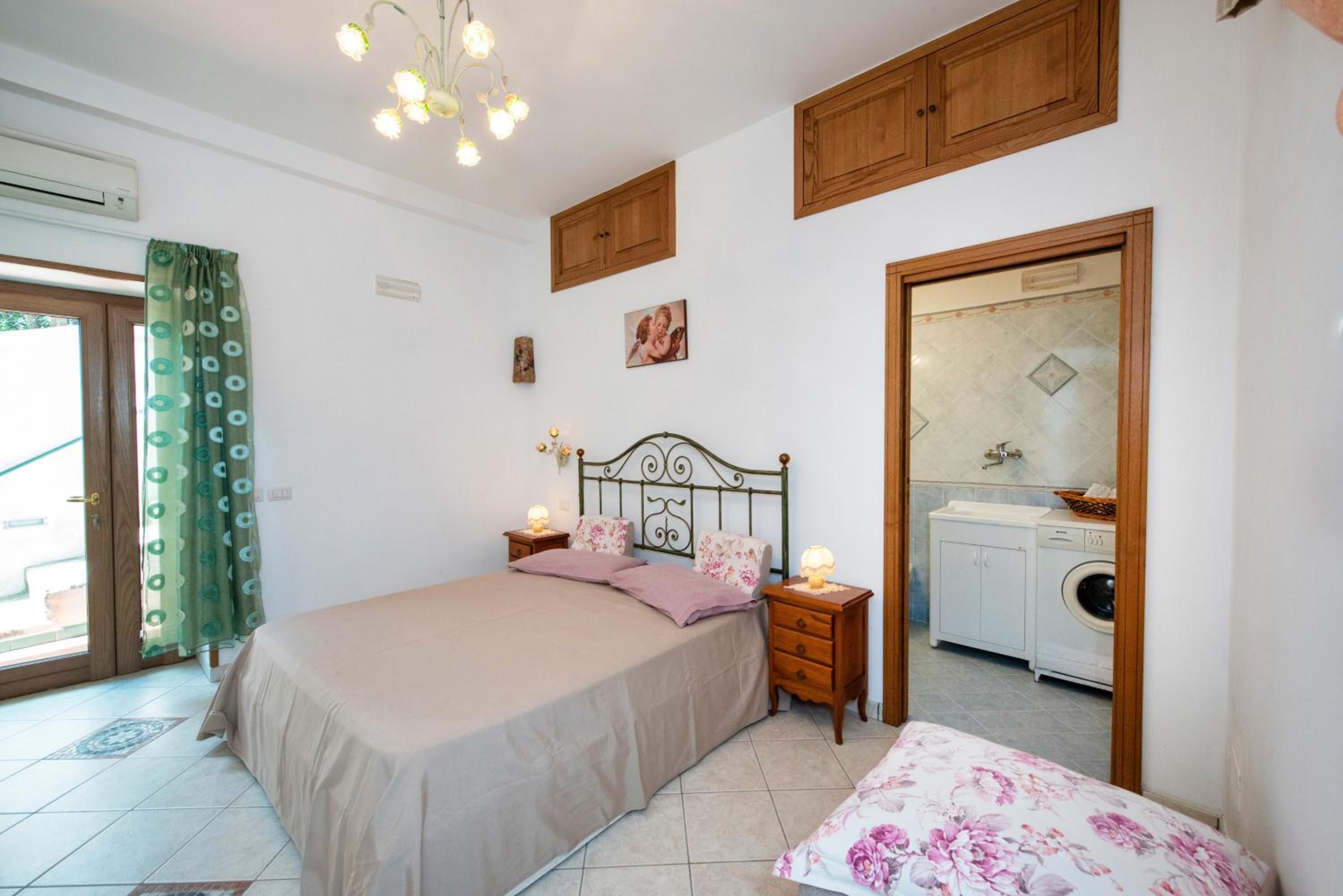 One-Bedroom House photo 1