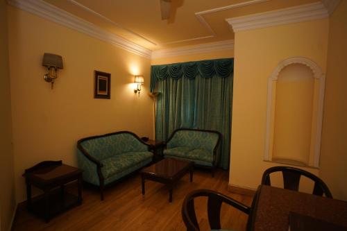 Executive Suite - Photo 3