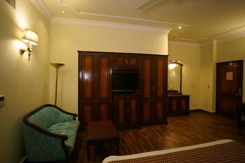 Executive Suite - Photo 7