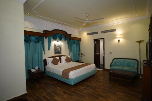 Executive Suite - Photo 6