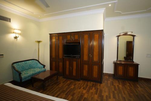 Executive Suite - Photo 10