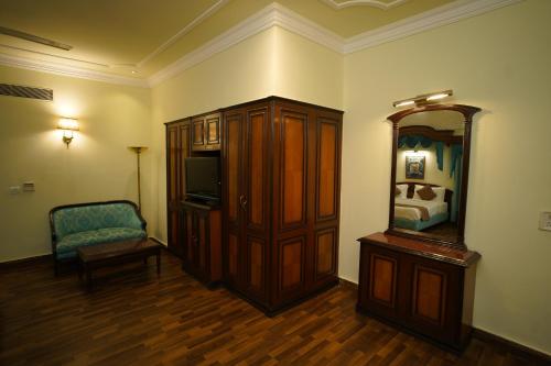 Executive Suite - Photo 9