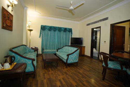 Executive Suite - Photo 8