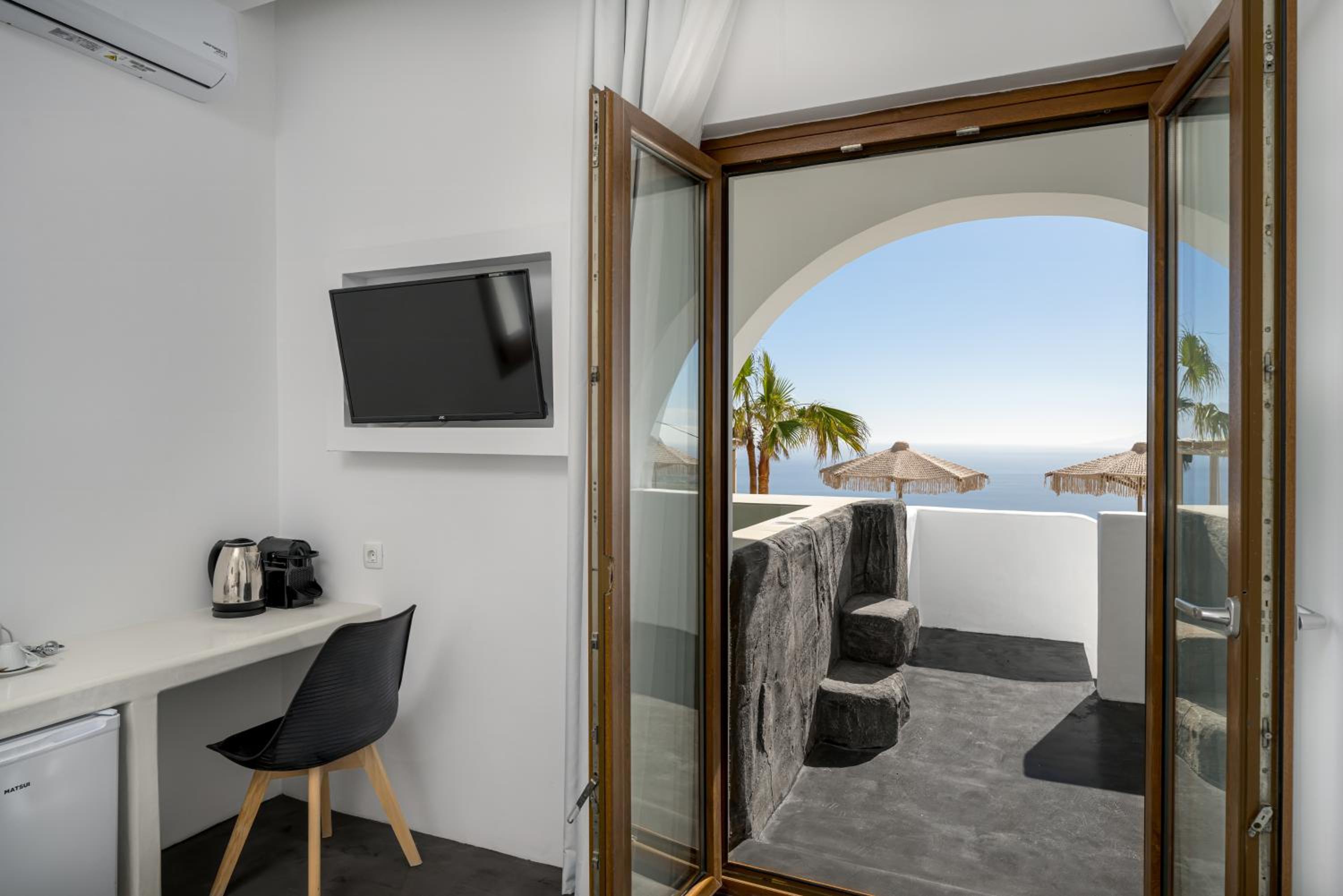 Superior Suite with Outdoor Hot Tub & Sea View - Photo 15