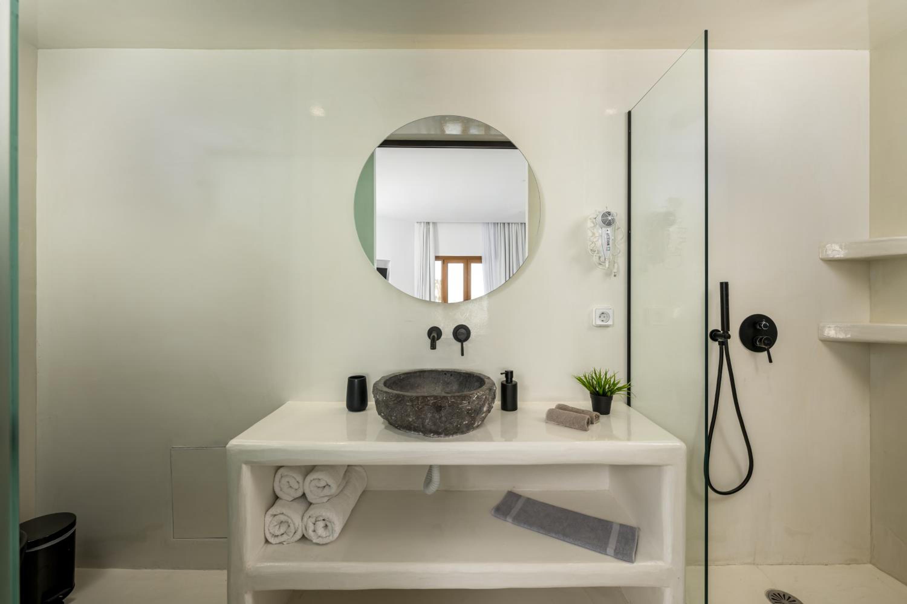 Superior Suite with Outdoor Hot Tub & Sea View - Photo 11