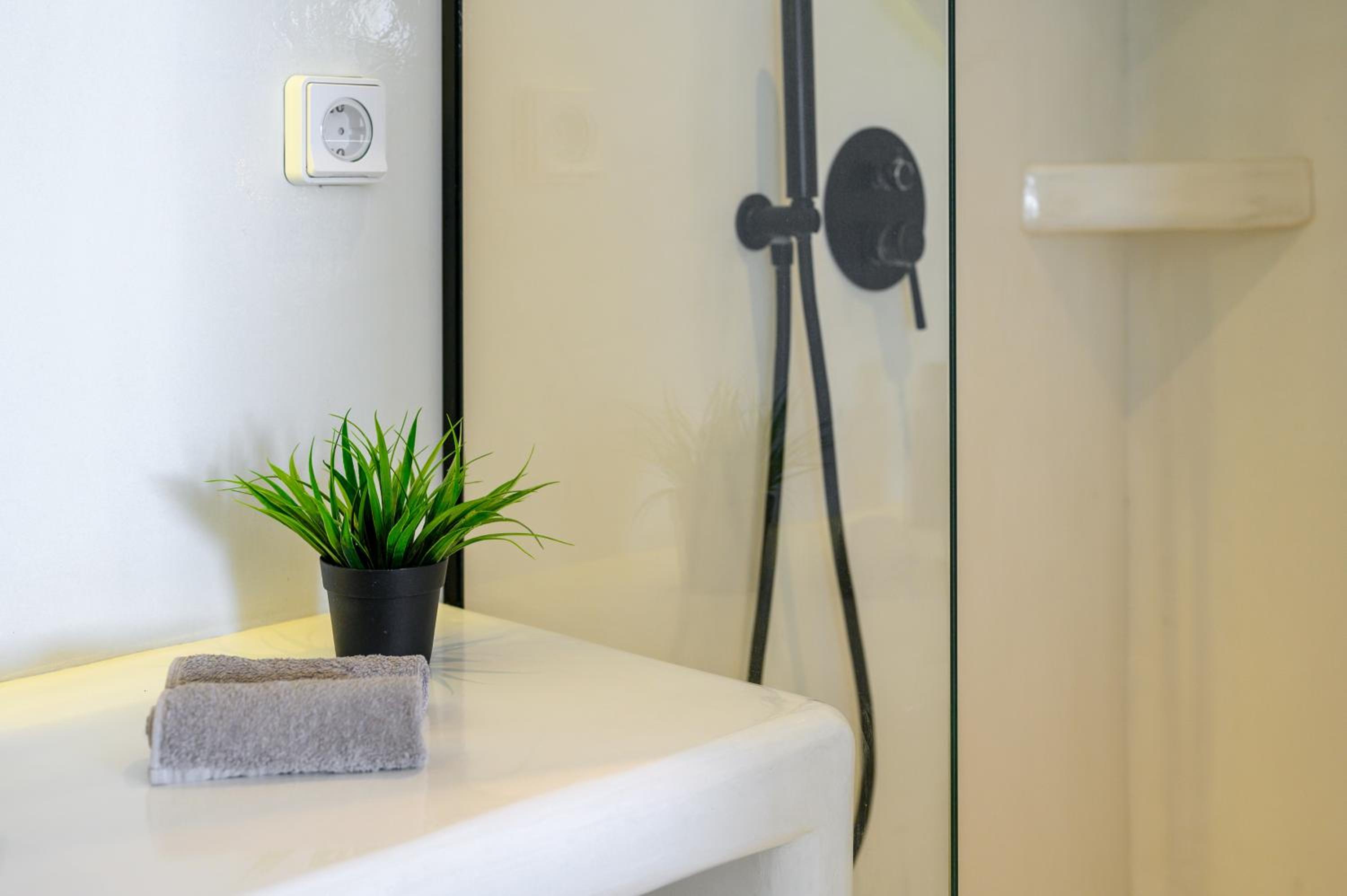 Superior Suite with Outdoor Hot Tub & Sea View - Photo 5