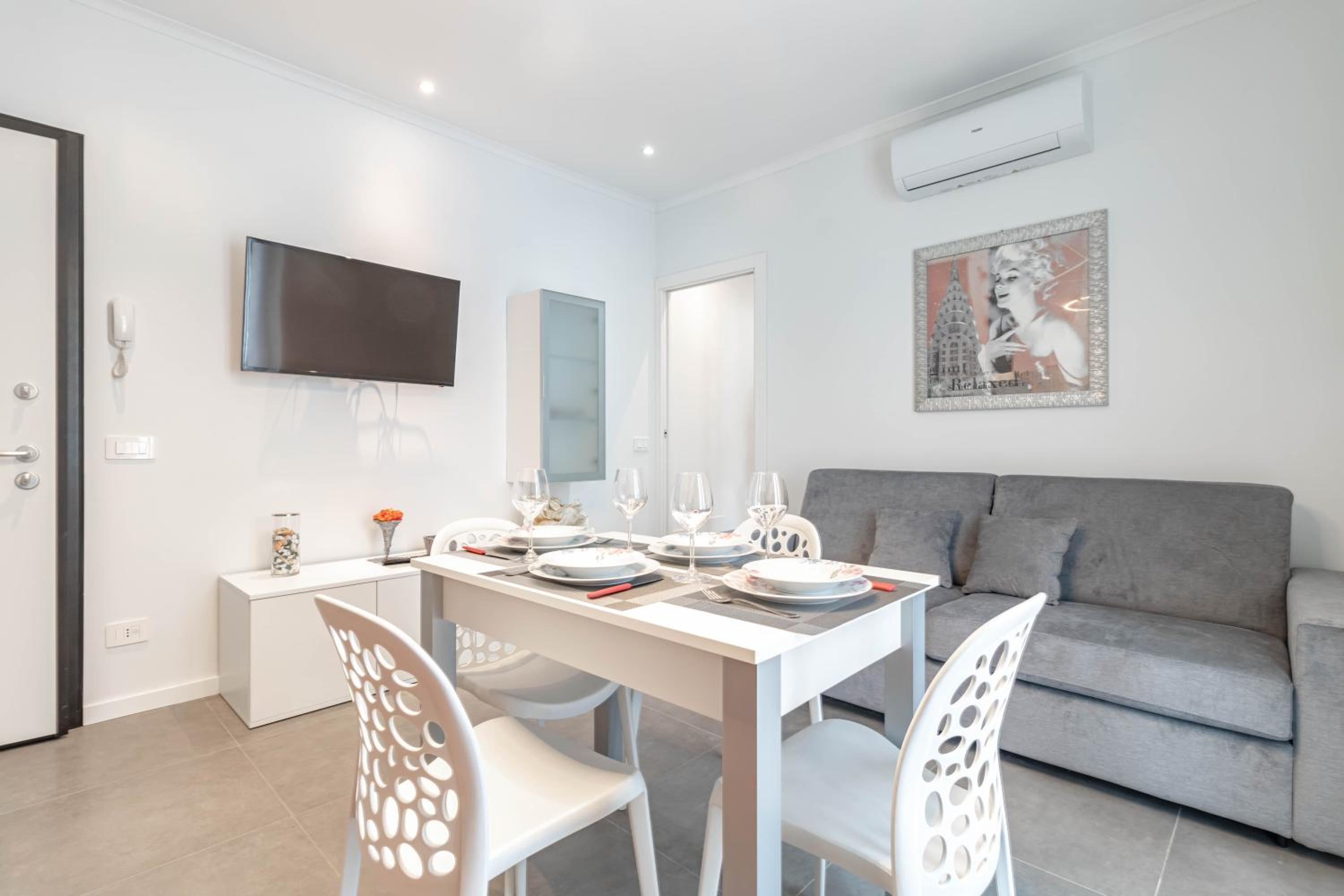 One-Bedroom Apartment with Balcony photo 1