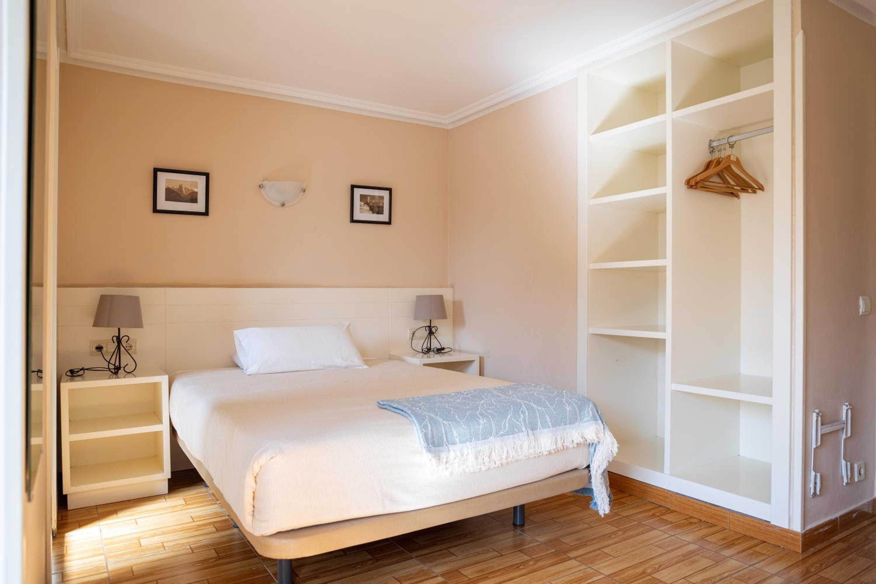 Double or Twin Room with Private Bathroom - Photo 9