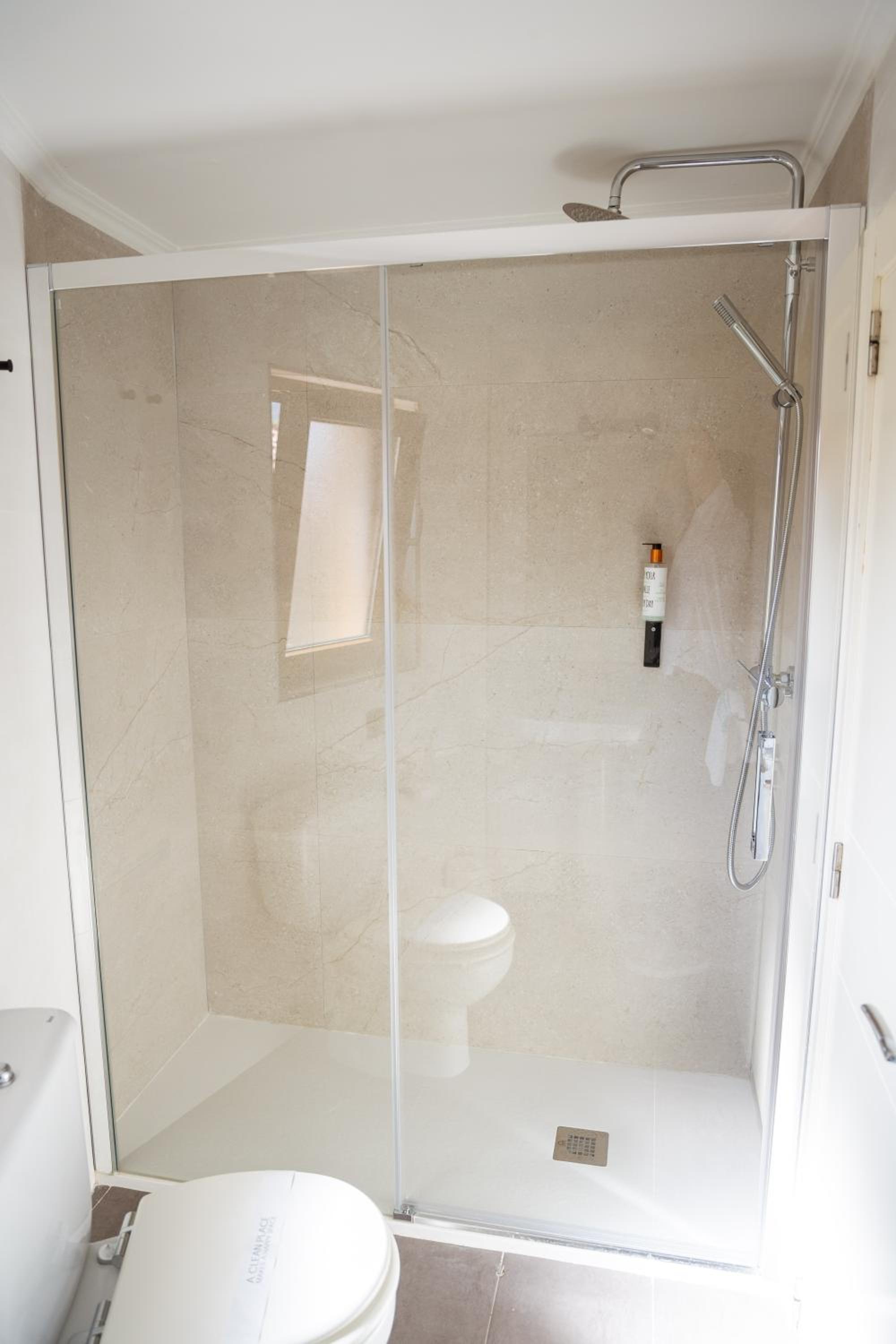 Double or Twin Room with Private Bathroom - Photo 10