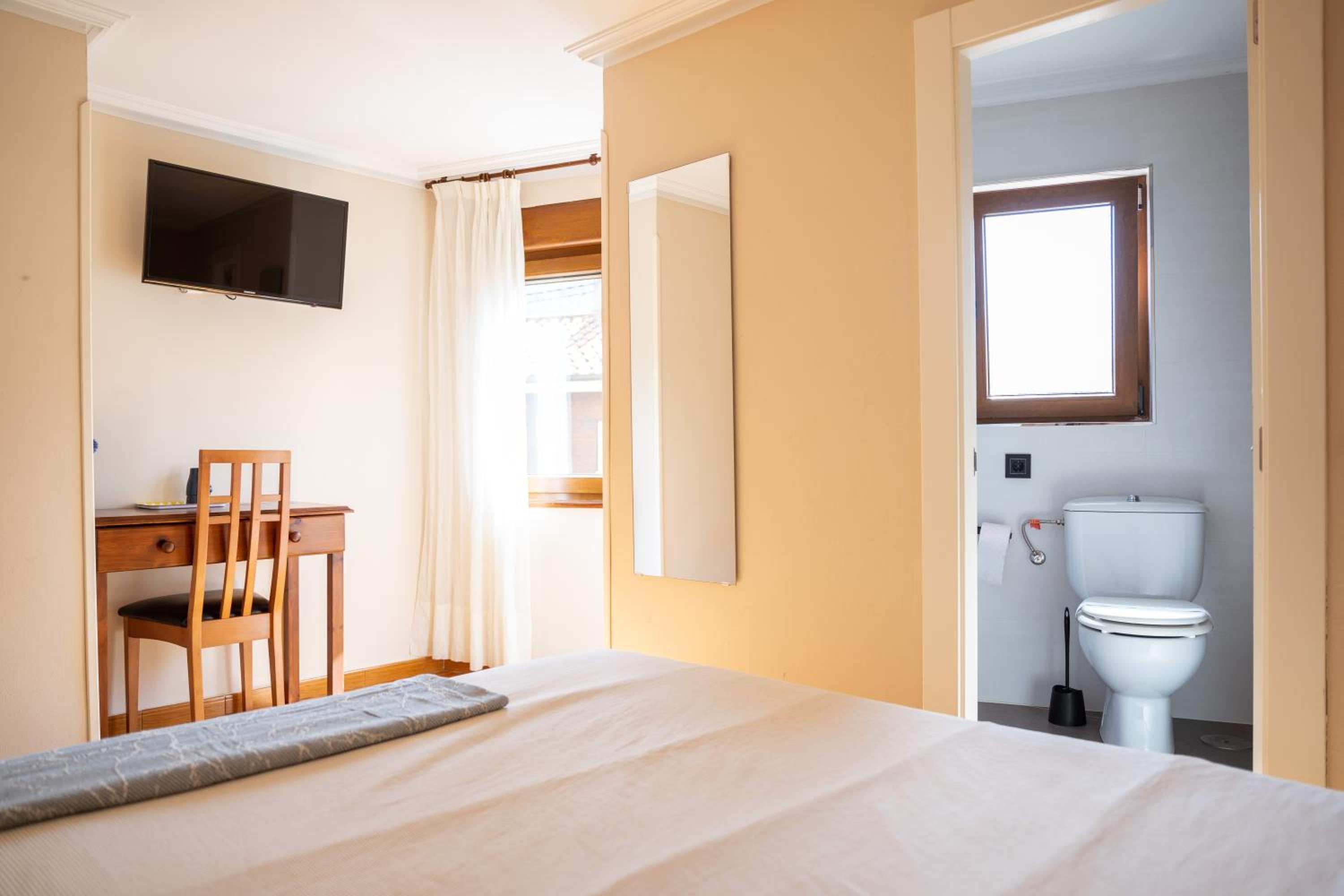 Double or Twin Room with Private Bathroom - Photo 8