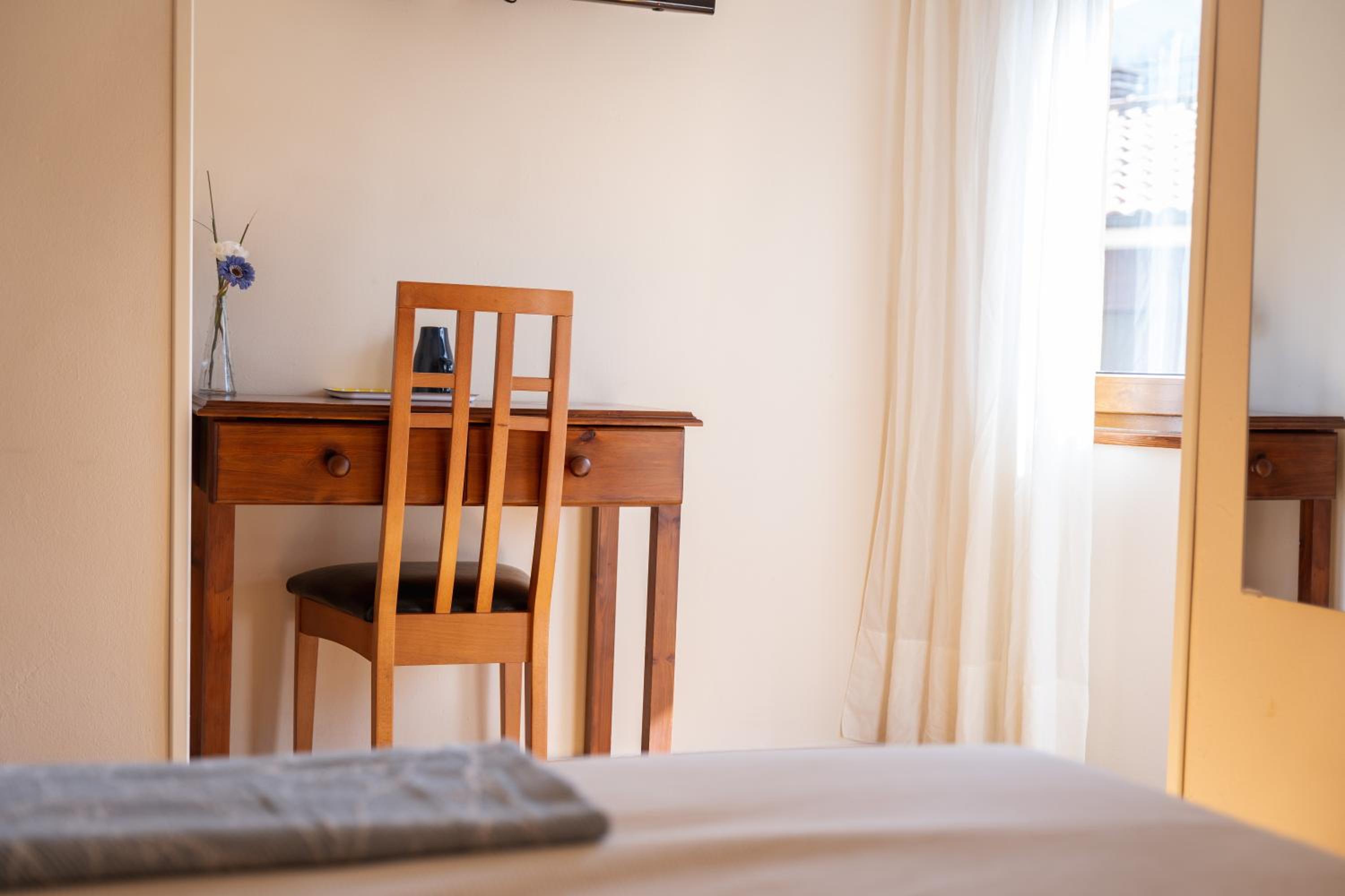 Double or Twin Room with Private Bathroom - Photo 7