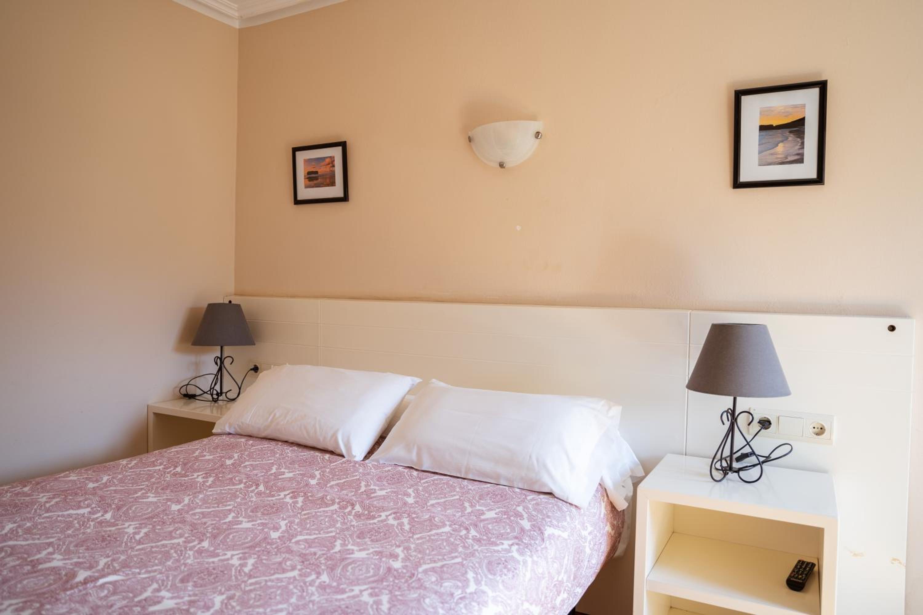 Double or Twin Room with Private Bathroom - Photo 6