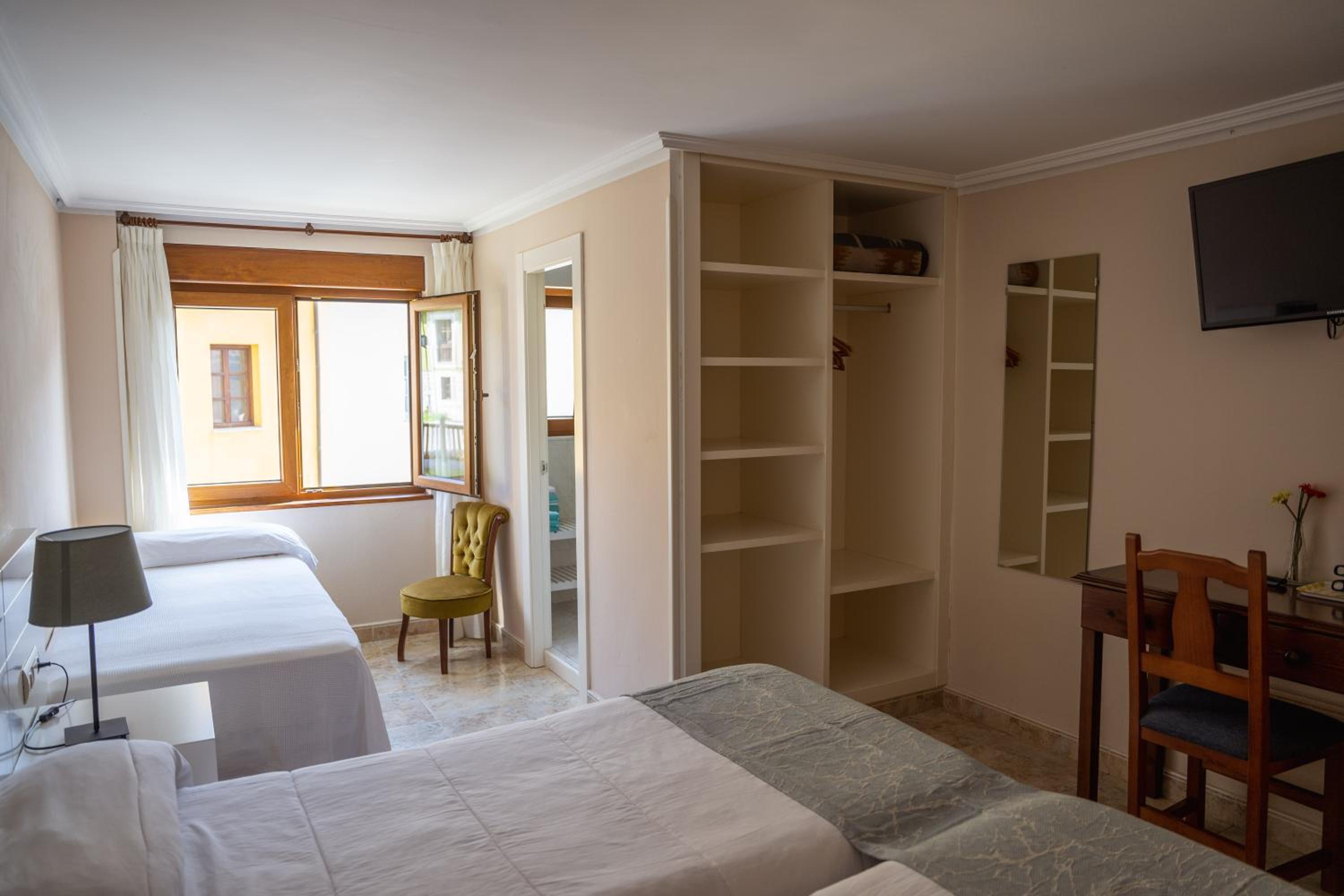 Triple Room with Private Bathroom - Photo 1