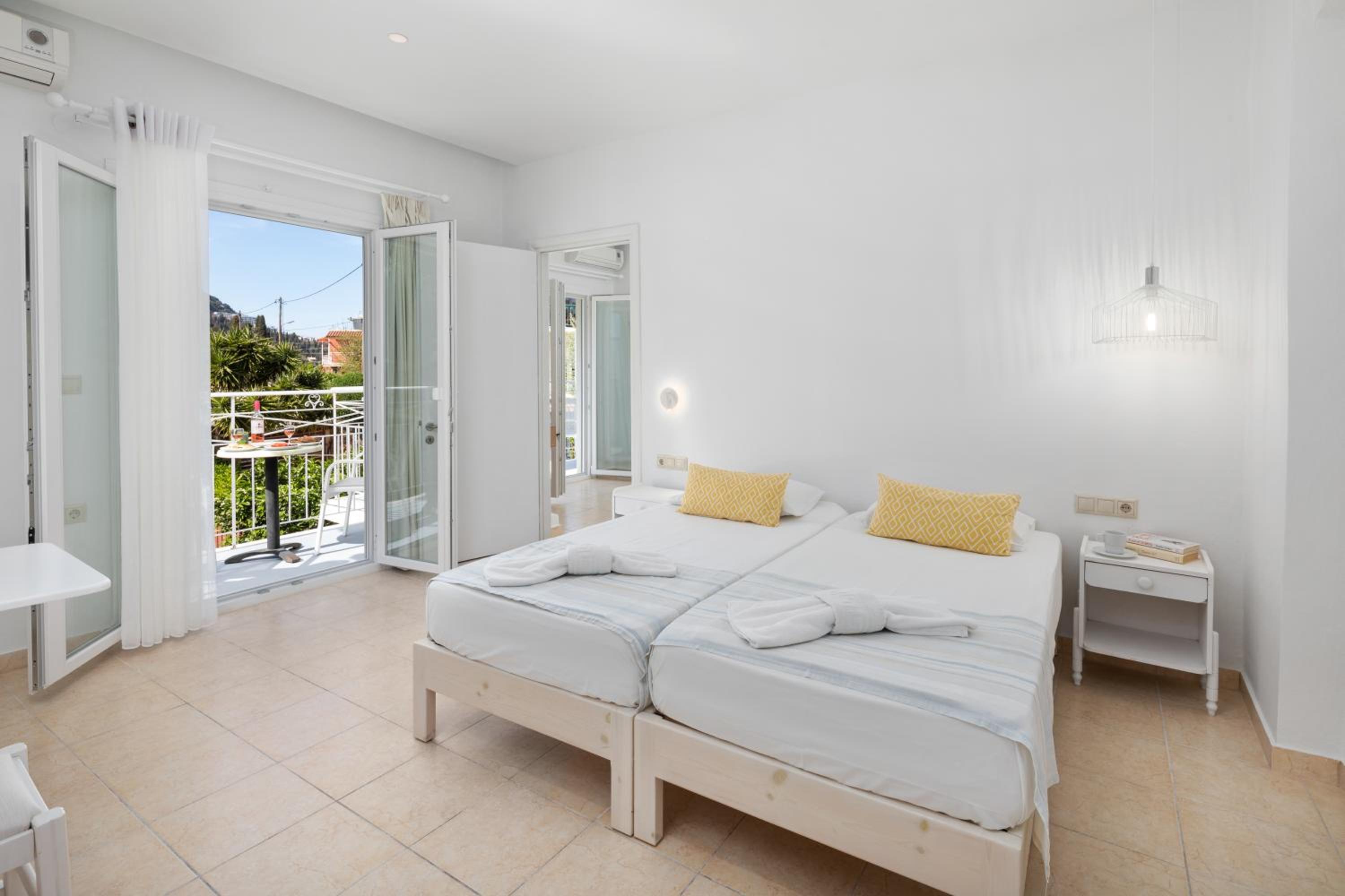 Family Suite with Balcony - Photo 15
