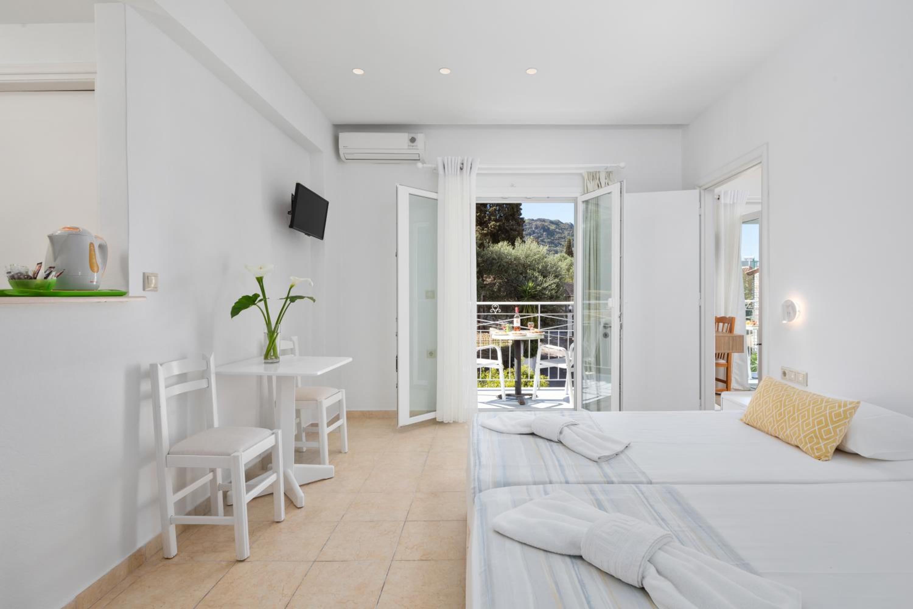 Family Suite with Balcony - Photo 16