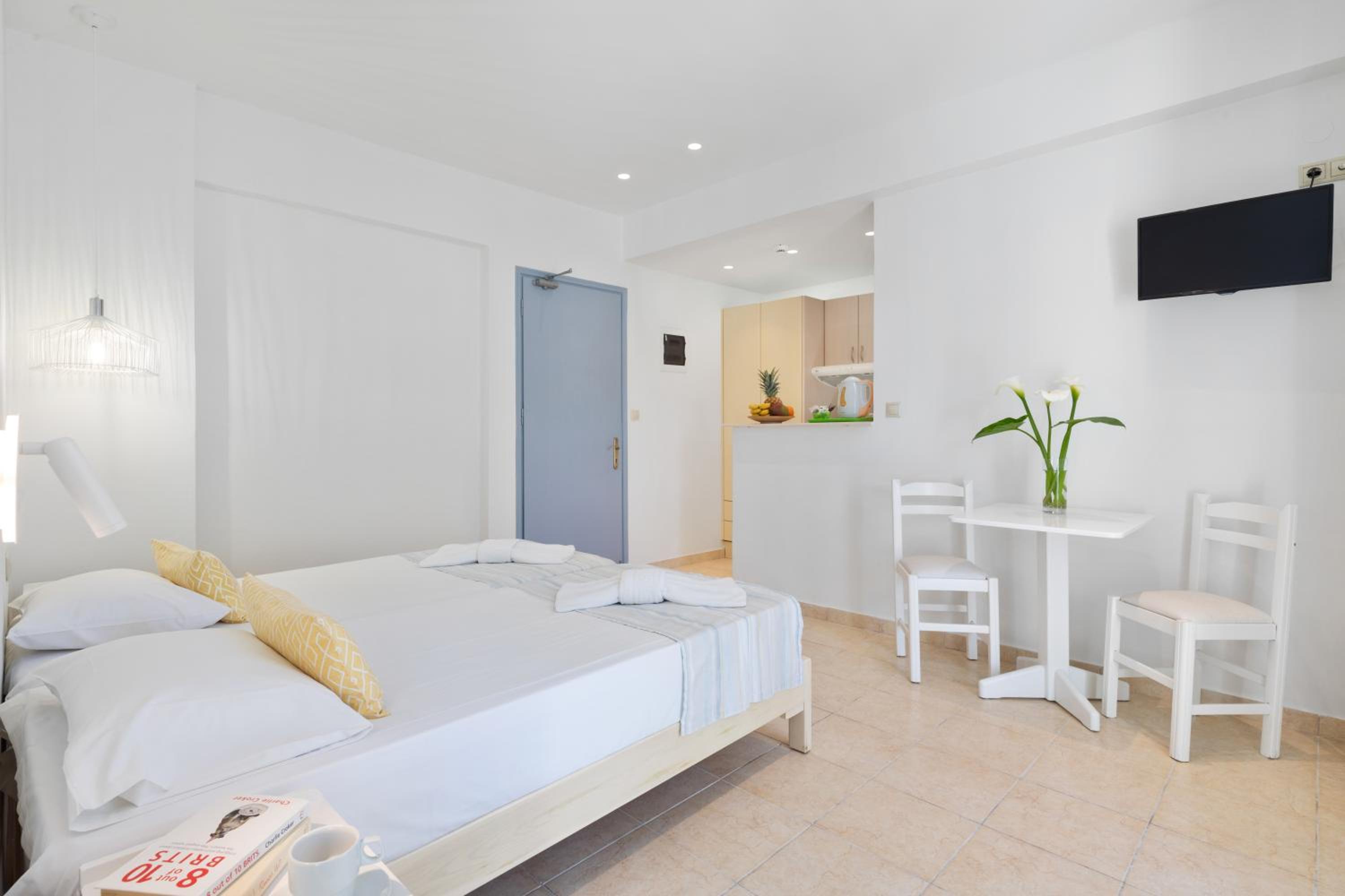 Family Suite with Balcony - Photo 12