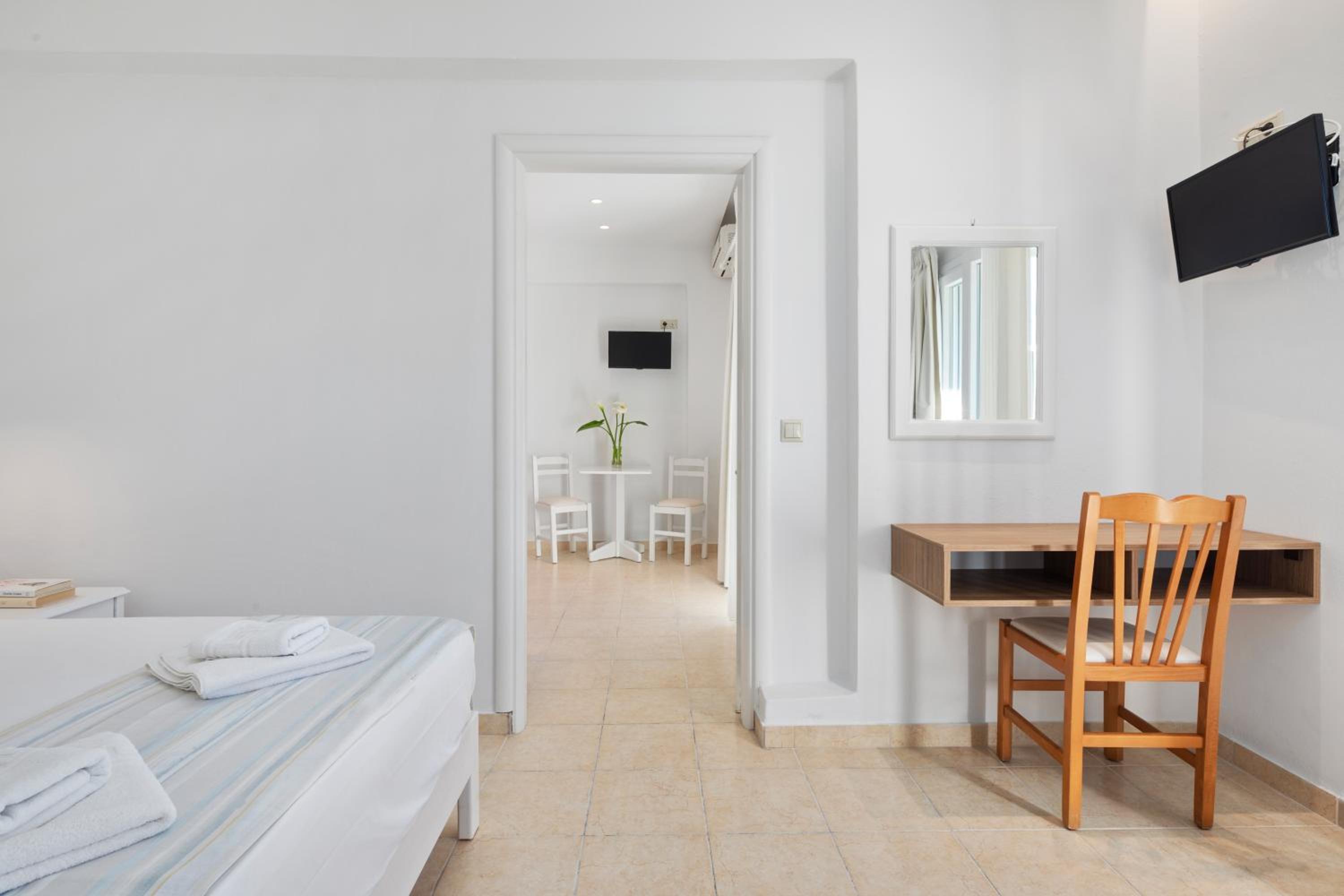Family Suite with Balcony - Photo 1