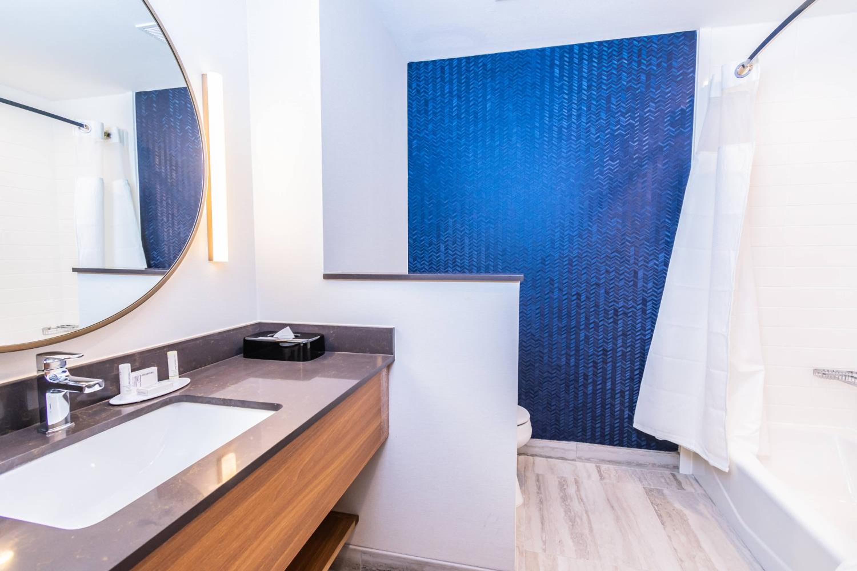 King Room - Non-Smoking - Photo 8