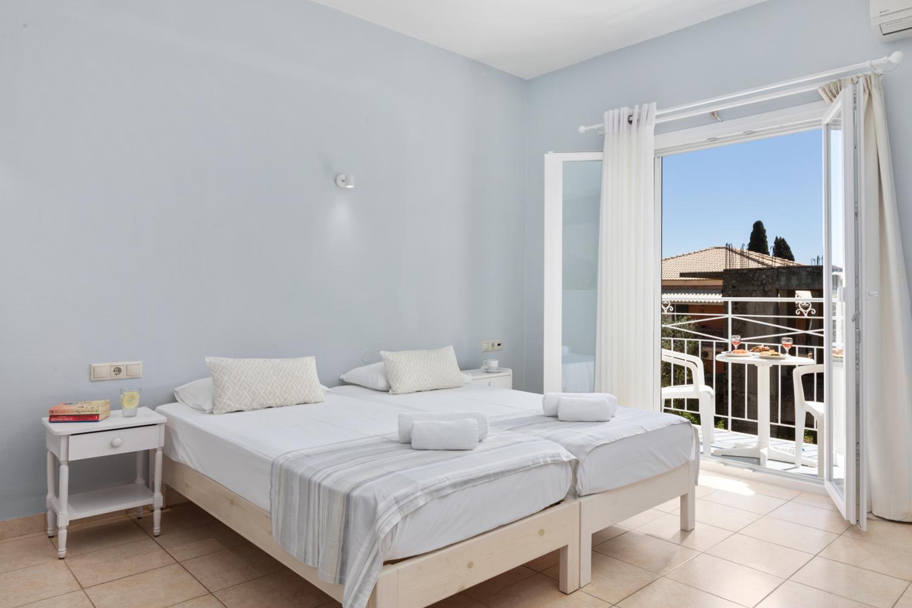 Studio with Balcony - Photo 2