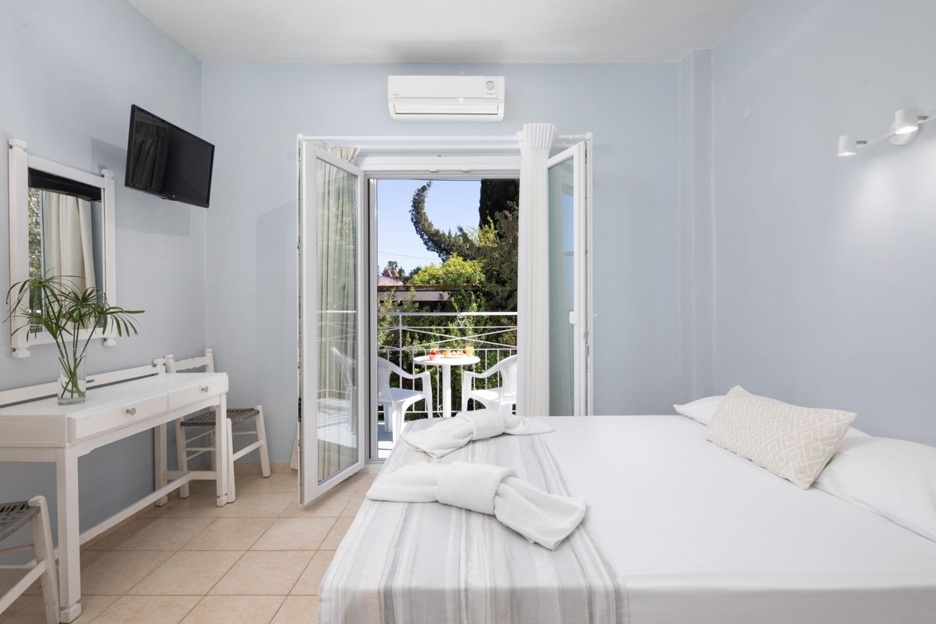 Studio with Balcony - Photo 11