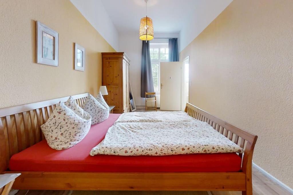 Five-Bedroom House photo 1